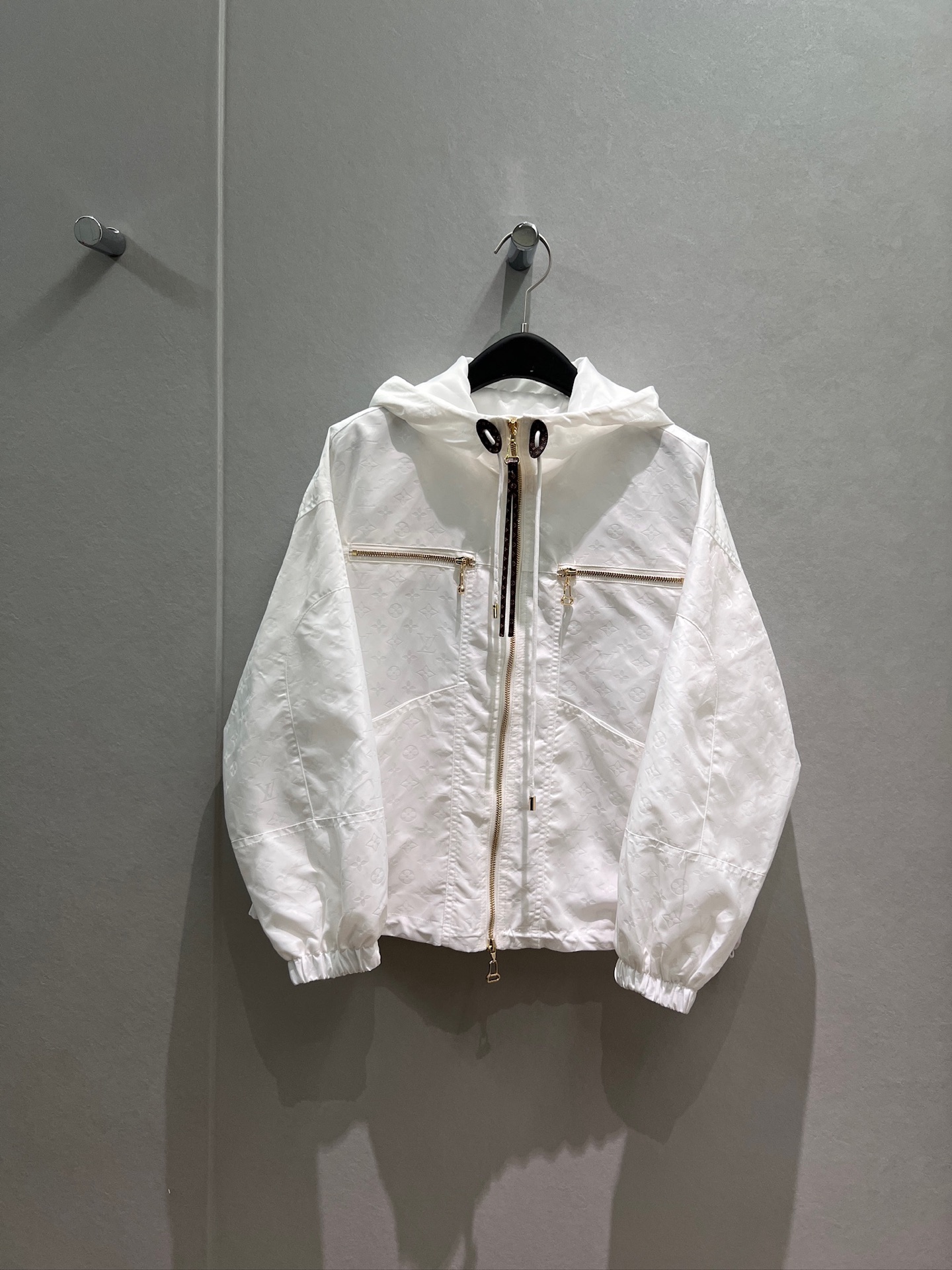 NO:872634,New dark pattern presbyopic hooded windbreaker jacket hardware accessories molding Hem drawstring waist fashion loose casual versatile S-XL,,jackets & coats,hats,19860909新款暗纹老花连帽风衣外套五金配件开模 下摆抽绳收腰 时尚宽松 休闲百搭S-XL,,jackets & coats,hats,,Women's clothing