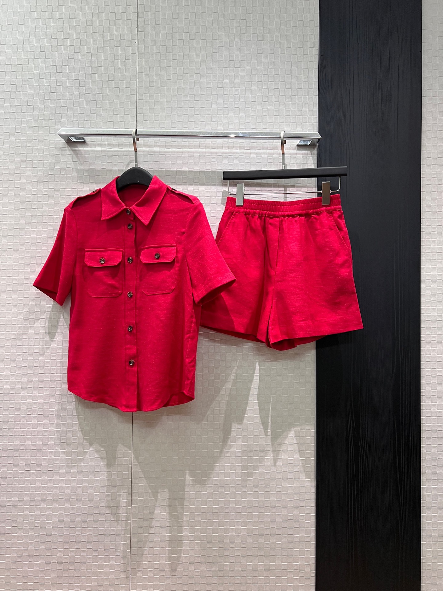 NO:872585,New arrival: LP epaulette linen short-sleeved red shirt with elastic waist and linen shorts. Chest pocket decoration for casual commuting. Fashionable and versatile. SML,,loro piana,shorts,T-shirt,19860909新款来袭LP肩章亚麻短袖红色衬衣松紧腰亚麻短裤 胸前口袋装饰休闲通勤 时尚百搭 SML,,loro piana,shorts,T-shirt,,Women's clothing