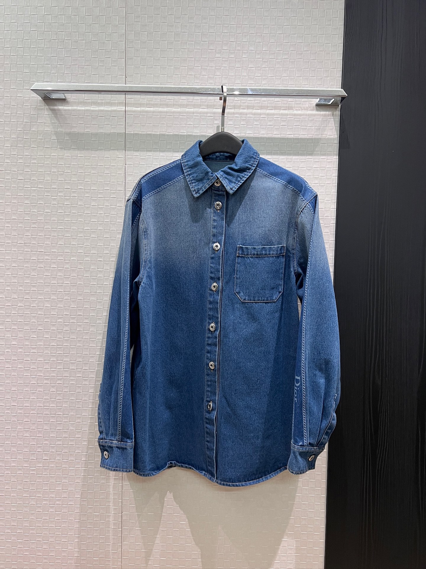 NO:874086,Shirt p pants, new washed denim shirt with positioning webbing and logo print, same style denim shorts, washed denim fabric, small leather label with logo on the back, loose and casual, fashionable and versatile S-XL,,shorts,19860909衬衣 p裤子 新款洗水定位织带logo印花牛仔衬衣同款牛仔短裤 洗水牛仔面料 背后logo小皮标 宽松休闲 时尚百搭 S-XL,,shorts,,Women's clothing