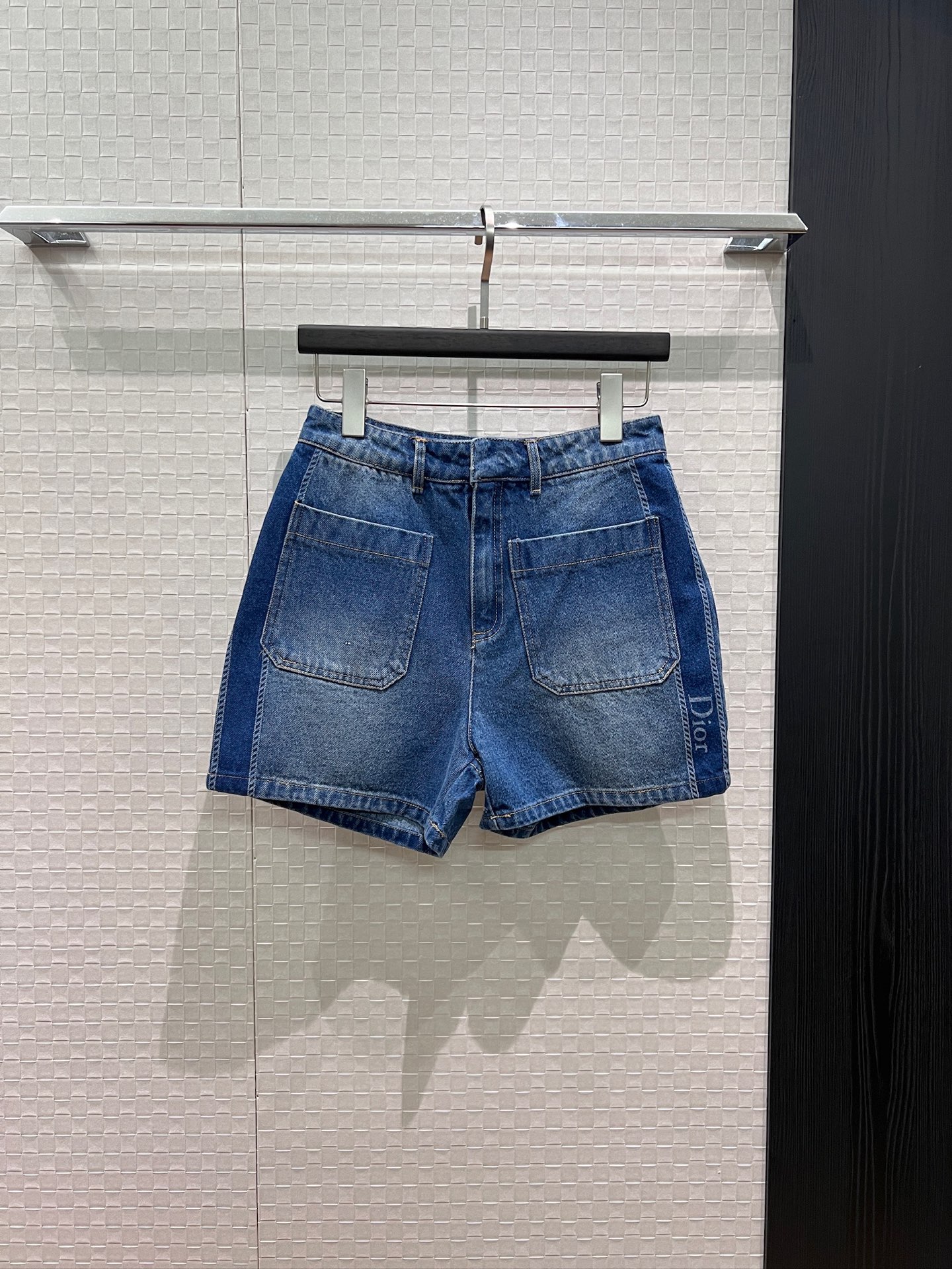 NO:874095,New style washed denim shorts with positioning webbing and logo printing. Washed denim fabric. Small leather label with logo on the back waist. Casual and age-reducing. Fashionable and versatile. S-XL,,shorts,19860909新款洗水定位织带logo印花牛仔短裤 洗水牛仔面料 后腰logo小皮标休闲减龄 时尚百搭 S-XL,,shorts,,Women's clothing