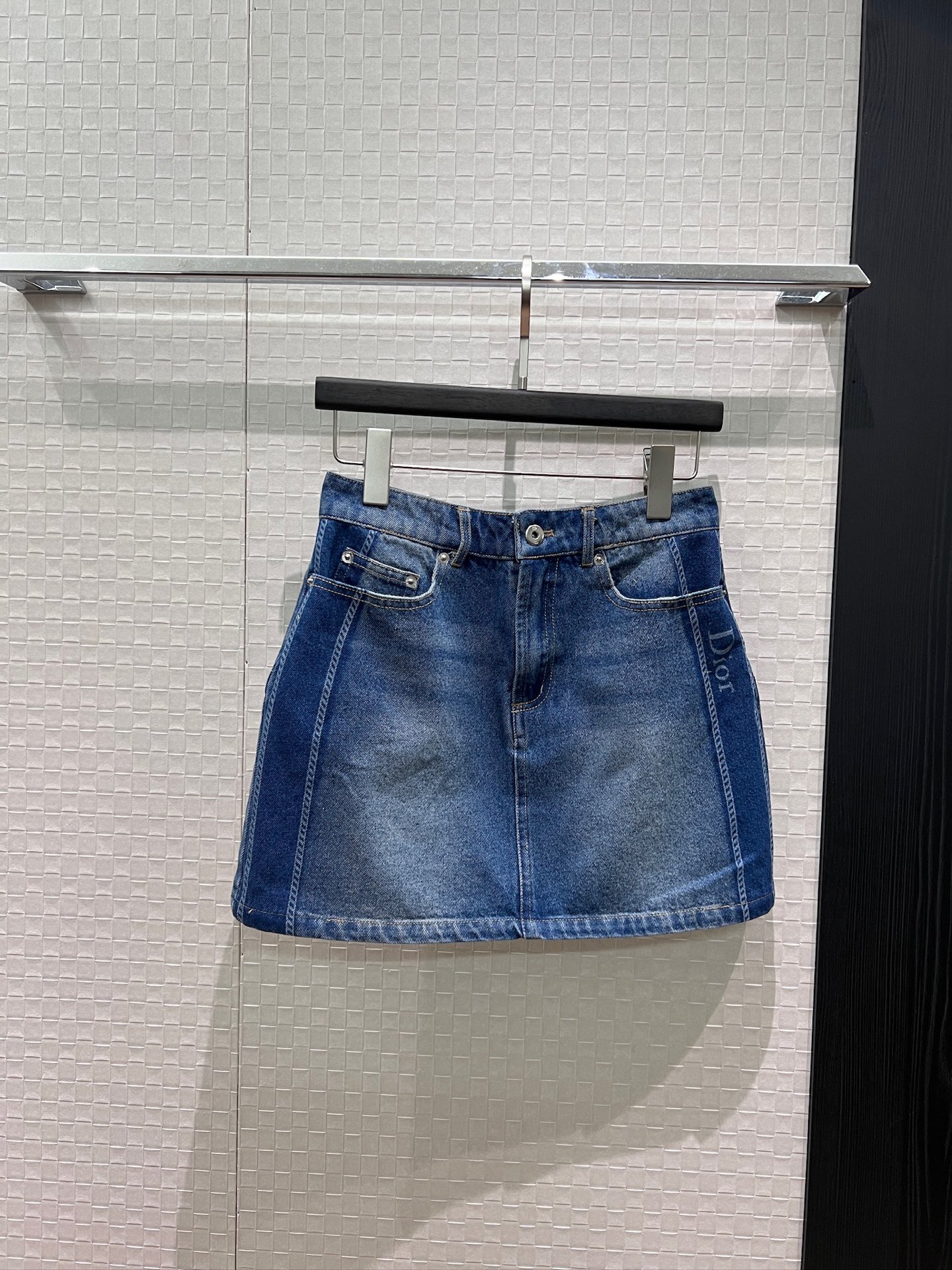 NO:874104,New style washed denim skirt with positioning webbing and logo printed washed denim fabric. Small leather label with logo on the back waist. Casual and age-reducing. Fashionable and versatile. S-XL,,skirts,19860909新款洗水定位织带logo印花牛仔半裙洗水牛仔面料 后腰logo小皮标休闲减龄 时尚百搭 S-XL,,skirts,,Women's clothing