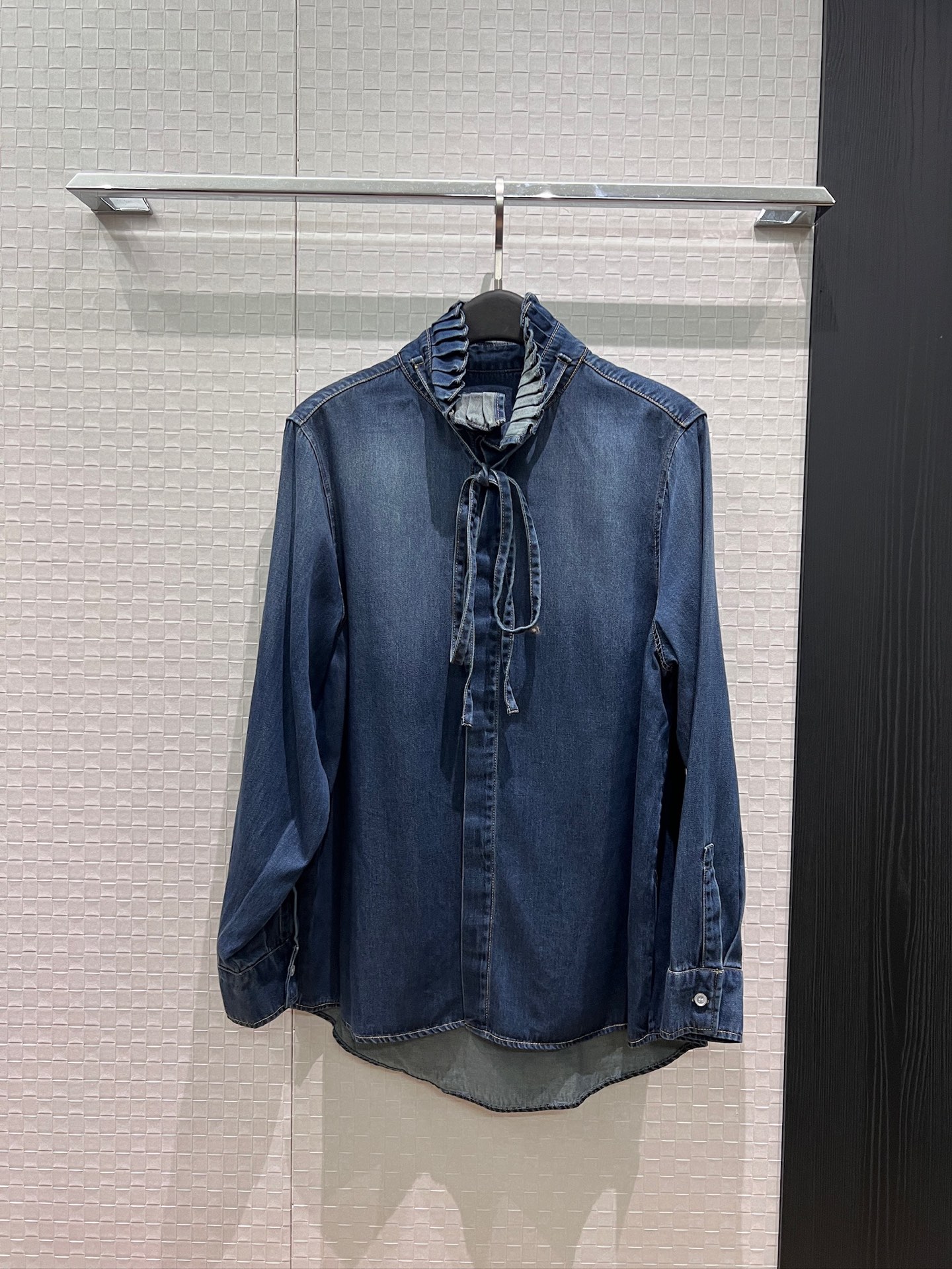 NO:874116,The new Liu Yuxin's same style. Pressed pleated stand-up collar fungus lace washed denim shirt. Lace-up bow decoration. Loose and casual. The hem is short in the front and long in the back. Sweet and cool to reduce age. Fashionable and versatile S-XL,,19860909新款刘雨昕同款 压褶皱立领木耳花边洗水牛仔衬衣 系带蝴蝶结装饰宽松休闲 下摆前短后长 甜酷减龄 时尚百搭S-XL,,,Women's clothing