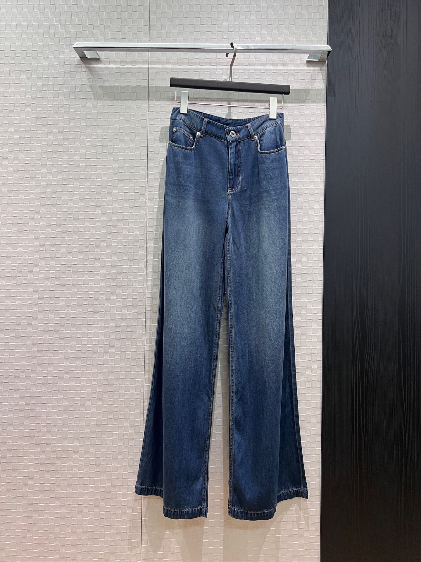 NO:874126,New minimalist washed jeans. Straight-leg wide-leg pants are slim and slim. Casual and perfect for everyday seniors to reduce age. Can be paired with the same denim shirt. S-XL,,jeans,19860909新款极简洗水牛仔裤 直筒阔腿裤修身显瘦 休闲神搭 日常高级人手减龄 可搭同款牛仔衬衣 S-XL,,jeans,,Women's clothing