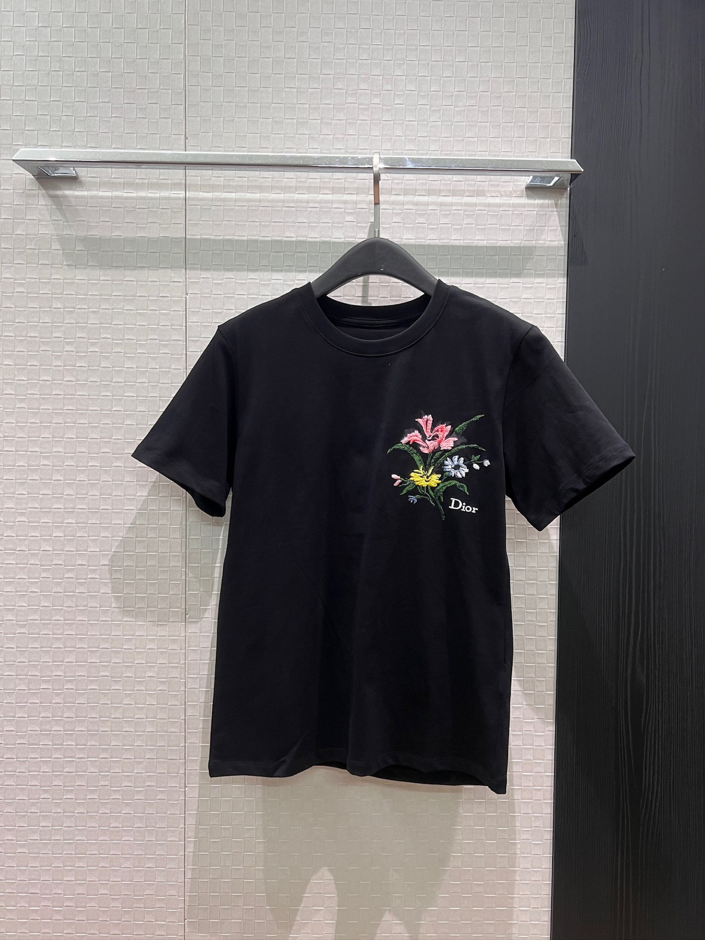 NO:874142,New heavy industry embroidered flower logo letter printed T-shirt, simple and cute, essential for age reduction, black and white SML,,tees,t-shirt,19860909新款重工刺绣花朵logo字母印花T恤 简约可爱 减龄必备 黑色白色 SML,,tees，t-shirt,,Women's clothing
