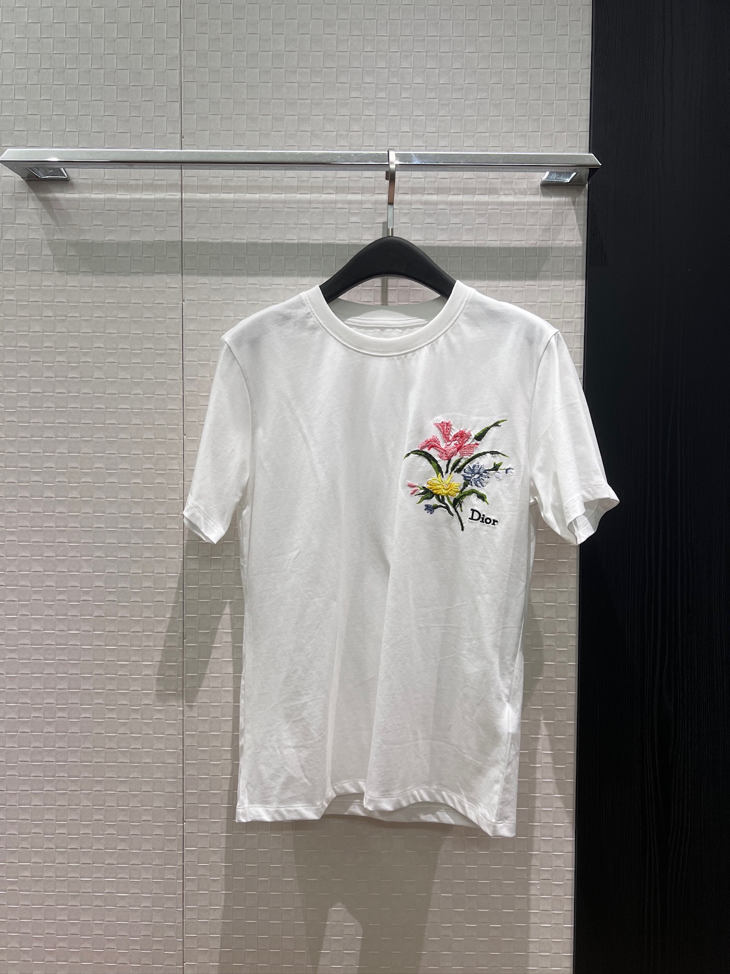 NO:874158,New heavy industry embroidered flower logo letter printed T-shirt, simple and cute, essential for age reduction, black and white SML,,tees,t-shirt,19860909新款重工刺绣花朵logo字母印花T恤 简约可爱 减龄必备 黑色白色 SML,,tees，t-shirt,,Women's clothing