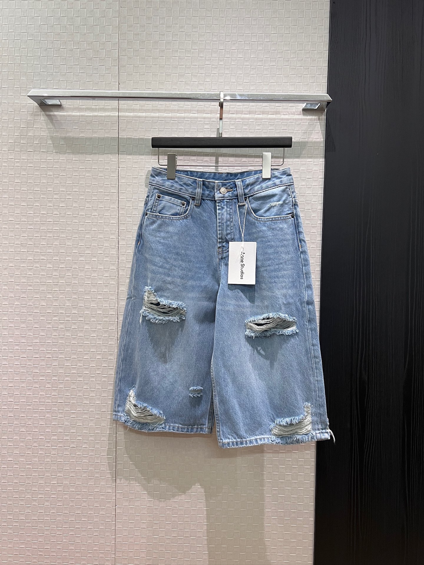 NO:874174,Acne's new flush pink label washed light blue ripped six-point jeans, straight wide legs, fashionable personality, casual and versatile hardware accessories, a must-have for age reduction 26-29,,acne studios,jeans,19860909Acne新款冲冲粉标洗水浅蓝破洞六分牛仔裤 直筒阔腿 时尚个性 休闲百搭五金配件开模 减龄必备 26-29,,acne studios,jeans,,Women's clothing