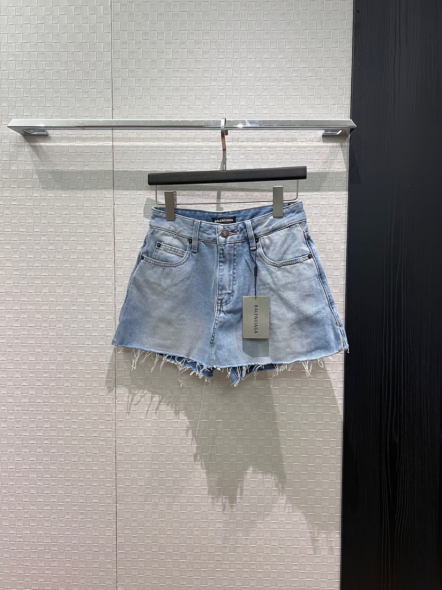 NO:874188,New design with fake two pieces, washed light blue skirt decoration, raw edge denim shorts and culottes with holes, washed, sweet and cool, reducing age, versatile in personality, 26-29,,skirts,shorts,19860909新款冲冲假两件设计 洗水浅蓝裙摆装饰 毛边牛仔短裤裙裤破洞洗水 甜酷减龄 个性百搭 26-29,,skirts,shorts,,Women's clothing