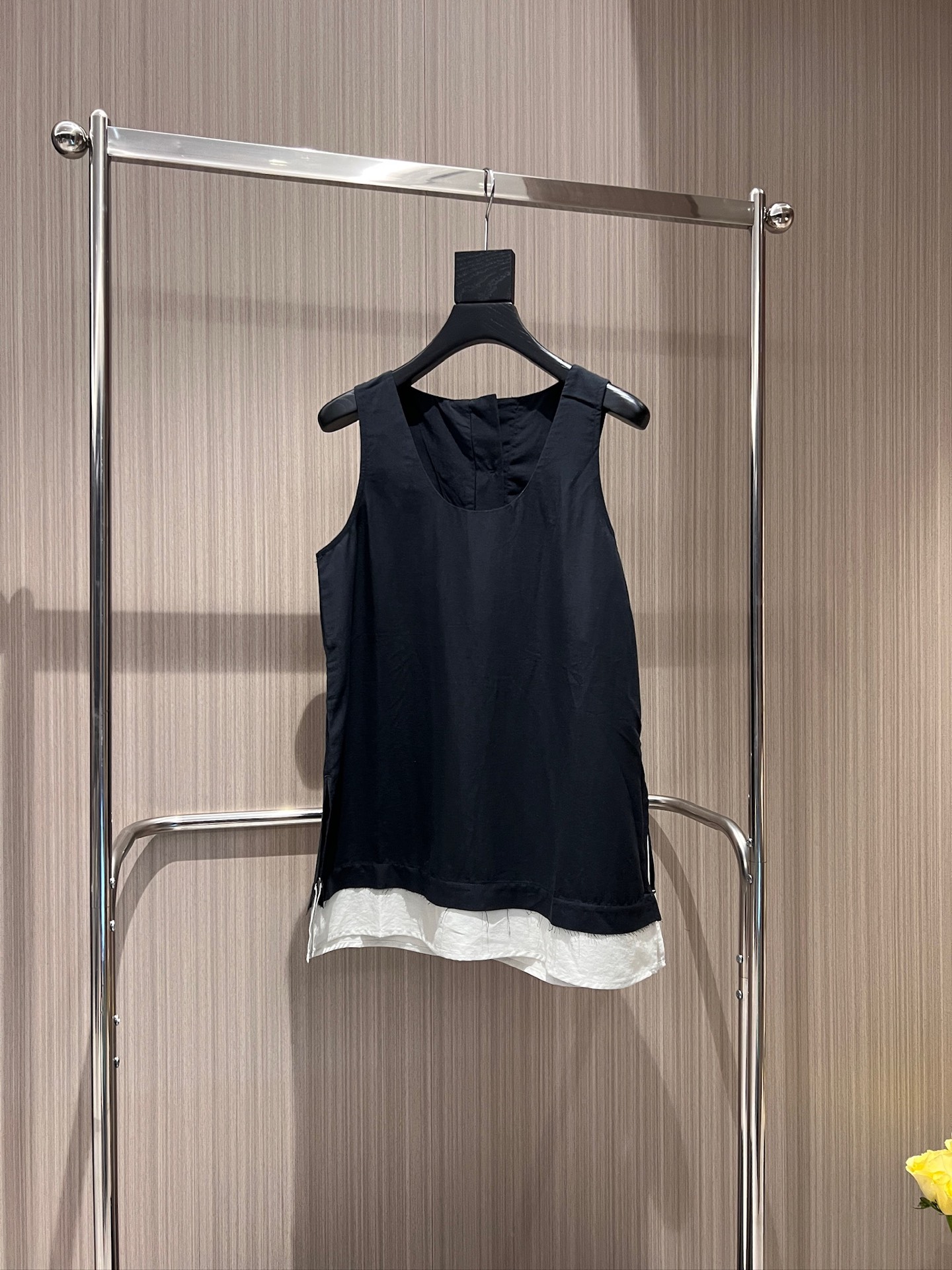 NO:874127,New designer contrasting color fake two-piece spliced ​​sleeveless baby vest top Lyocell acetate A-line loose fit with slits on both sides for casual and versatile age-reducing vacation black and white SML,,19860909新款冲冲设计师撞色假两件拼接无袖娃娃背心上衣莱赛尔醋酸 A字宽松版型 两侧开叉休闲百搭 减龄度假 黑色白色 SML,,,Women's clothing