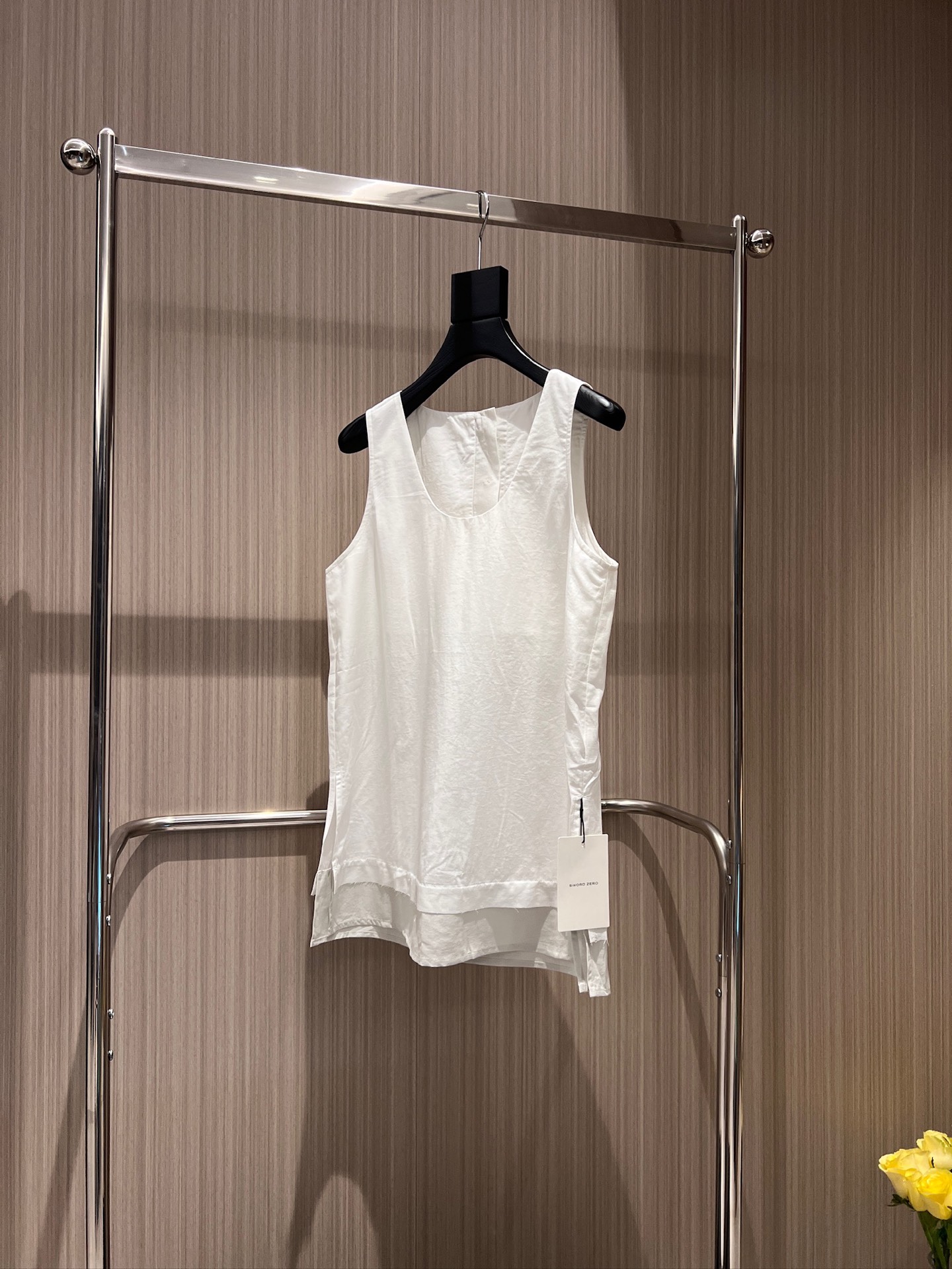 NO:874143,New designer contrasting color fake two-piece spliced ​​sleeveless baby vest top Lyocell acetate A-line loose fit with slits on both sides for casual and versatile age-reducing vacation black and white SML,,19860909新款冲冲设计师撞色假两件拼接无袖娃娃背心上衣莱赛尔醋酸 A字宽松版型 两侧开叉休闲百搭 减龄度假 黑色白色 SML,,,Women's clothing
