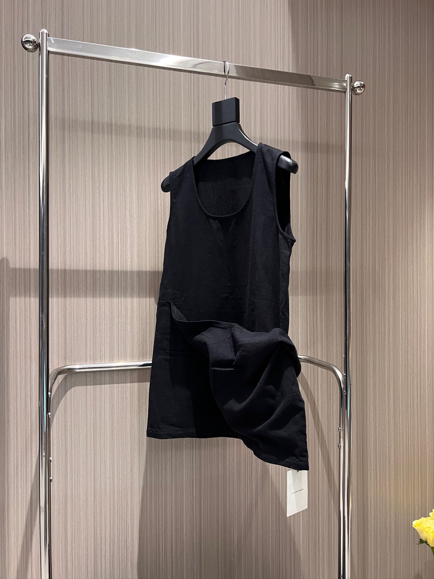 NO:874151,New rush designer ramie U-neck sleeveless vest top. Loose mid-length front hem with spliced ​​pocket design for lazy and casual decoration. Military green and black SML,,19860909新款冲冲设计师 苎麻U领无袖背心上衣 宽松中长款前摆拼接口袋设计装饰慵懒休闲 军绿黑色 SML,,,Women's clothing