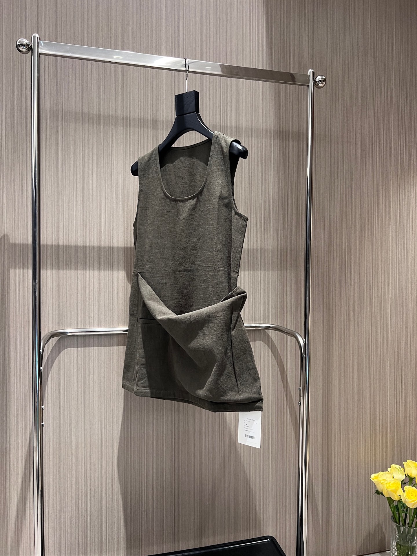 NO:874167,New rush designer ramie U-neck sleeveless vest top. Loose mid-length front hem with spliced ​​pocket design for lazy and casual decoration. Military green and black SML,,19860909新款冲冲设计师 苎麻U领无袖背心上衣 宽松中长款前摆拼接口袋设计装饰慵懒休闲 军绿黑色 SML,,,Women's clothing