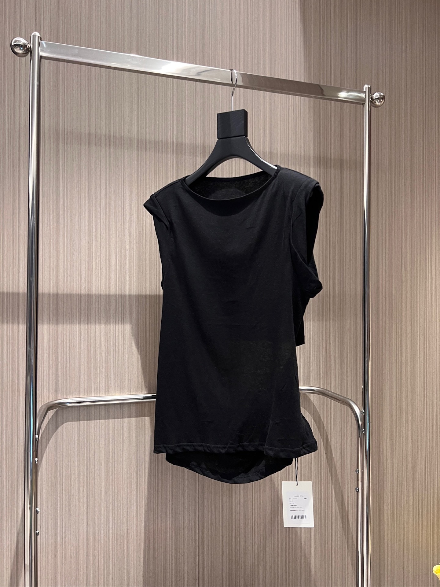 NO:874175,New rush designer shoulder pad design splicing sleeveless backless top slim fit simple and fashionable backless age-reducing black apricot white SML,,19860909新款冲冲设计师 垫肩设计拼接无袖露背上衣修身显瘦 简约时尚 露背减龄黑色杏色白色 SML,,,Women's clothing