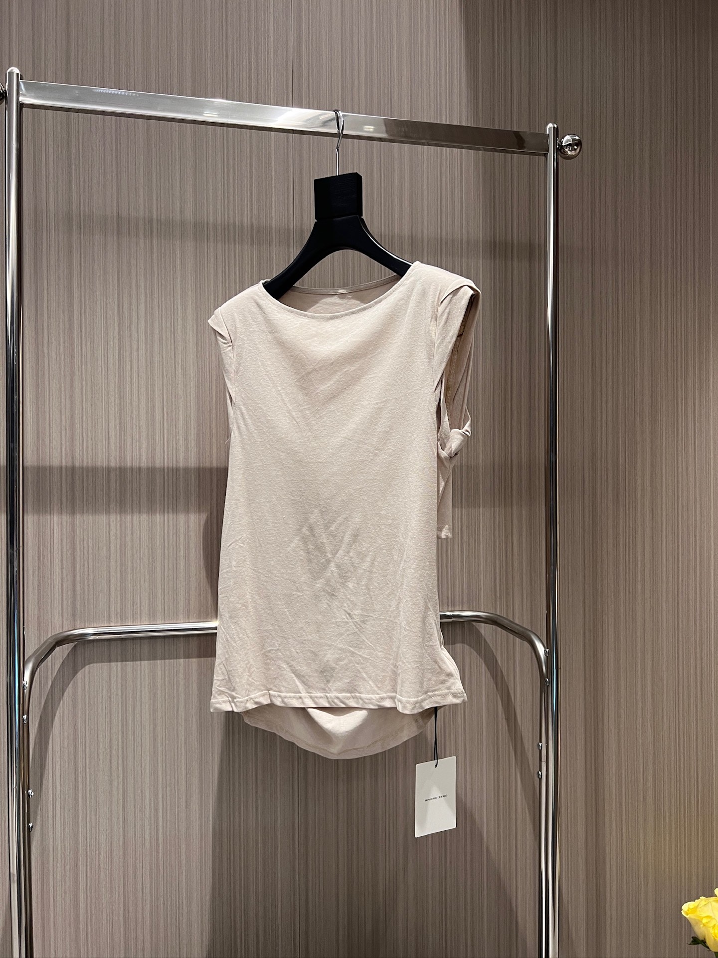 NO:874182,New rush designer shoulder pad design splicing sleeveless backless top slim fit simple and fashionable backless age-reducing black apricot white SML,,19860909新款冲冲设计师 垫肩设计拼接无袖露背上衣修身显瘦 简约时尚 露背减龄黑色杏色白色 SML,,,Women's clothing