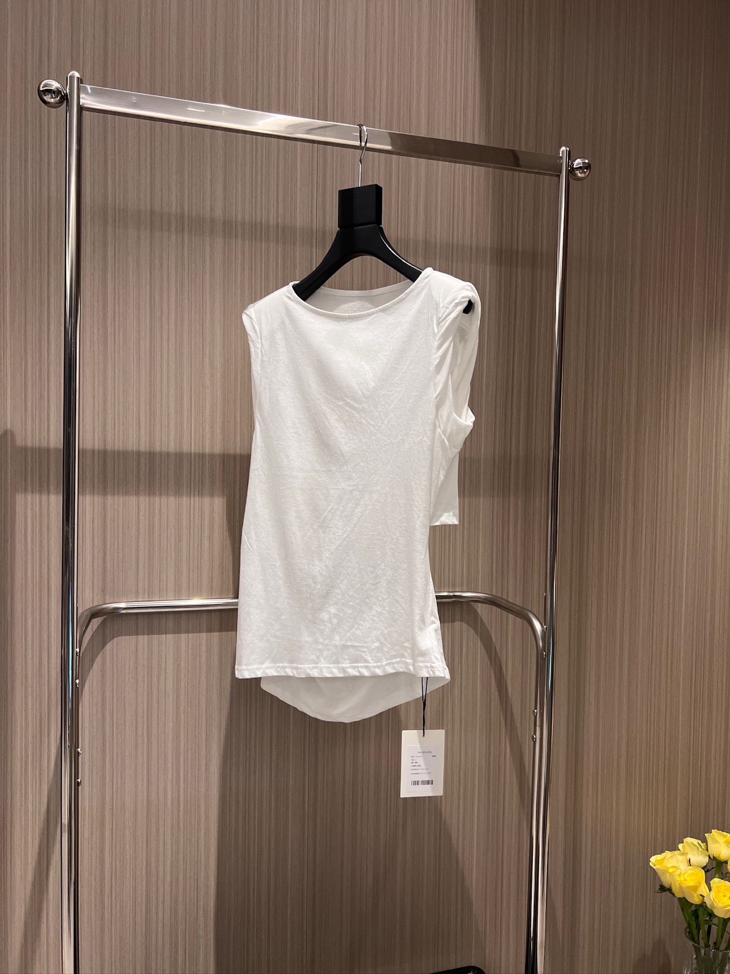 NO:874189,New rush designer shoulder pad design splicing sleeveless backless top slim fit simple and fashionable backless age-reducing black apricot white SML,,19860909新款冲冲设计师 垫肩设计拼接无袖露背上衣修身显瘦 简约时尚 露背减龄黑色杏色白色 SML,,,Women's clothing