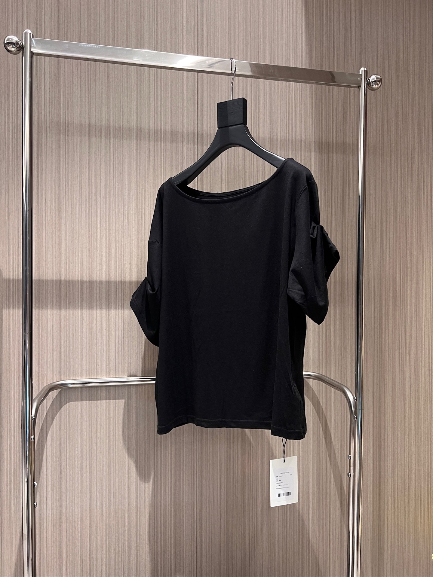 NO:874203,New rush designer, minimalist loose-fitting drop-shoulder short-sleeved T-shirt, sleeves can be buttoned and decorated, slit at the back, simple and fashionable, lazy and age-reducing, black, dark blue, light blue and white, SML,, T-shirt, tees, t-shirt,19860909新款冲冲设计师 极简宽松落肩短袖T恤上衣袖子可系扣装饰 后摆开叉 简约时尚 慵懒减龄黑色深蓝浅蓝白色 SML,,T-shirt,tees，t-shirt,,Women's clothing