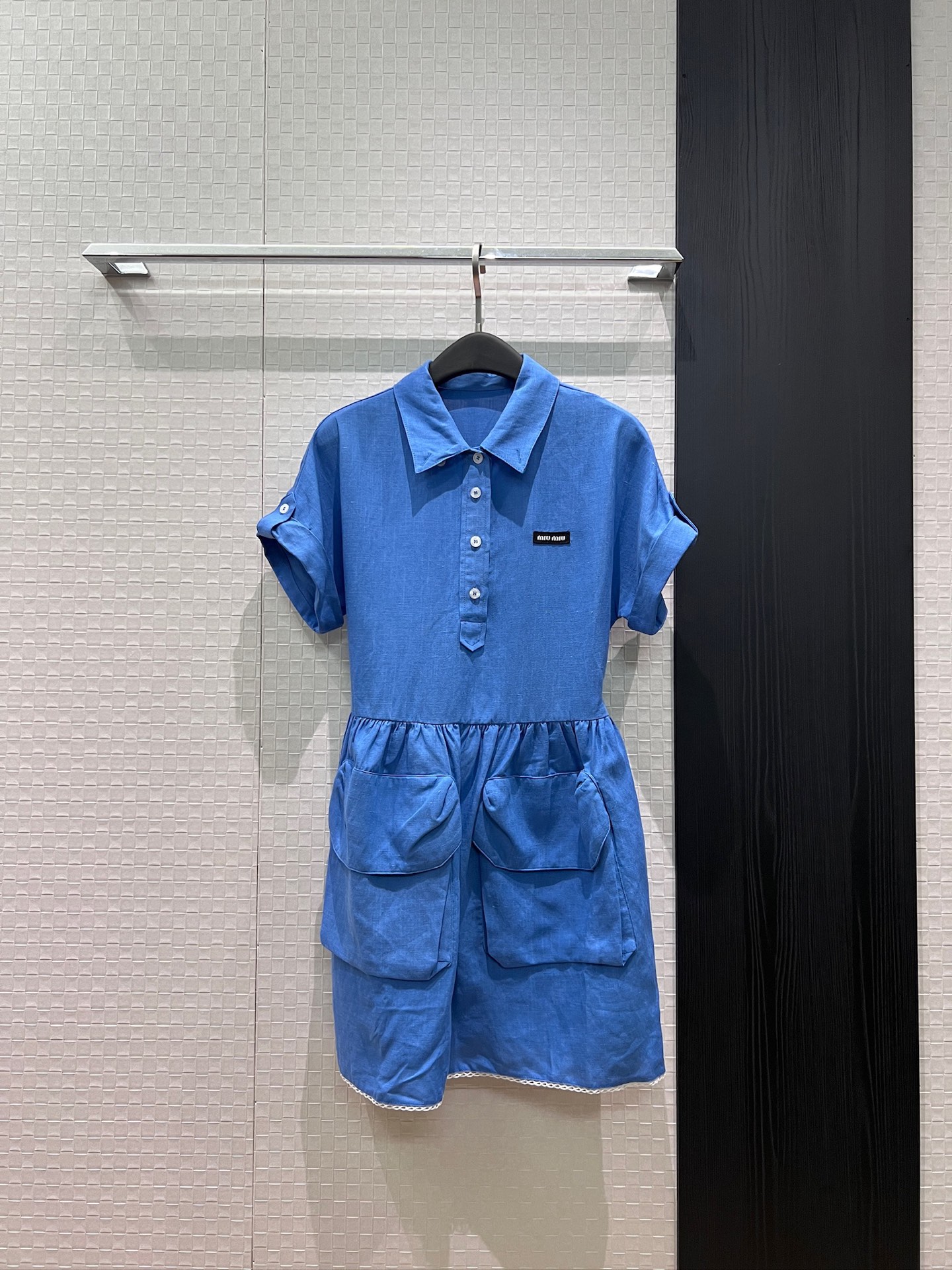NO:874245,The new style is coming, the same style as Zhao Jinmai. MIU cute lapel linen dress. Pleated belt waist decoration. Rolled shoulder sleeve design. Logo letter logo on the chest. Three-dimensional large pockets on both sides. Casual and fashionable. Commuting to reduce age. SML,,miumiu,skirts,19860909新款来袭赵今麦同款 miu系可爱翻领亚麻连衣裙 褶皱系腰带收腰装饰 卷边落肩袖设计胸前logo字母徽标 两侧立体大口袋休闲时尚 通勤减龄 SML,,miumiu,skirts,,Women's clothing