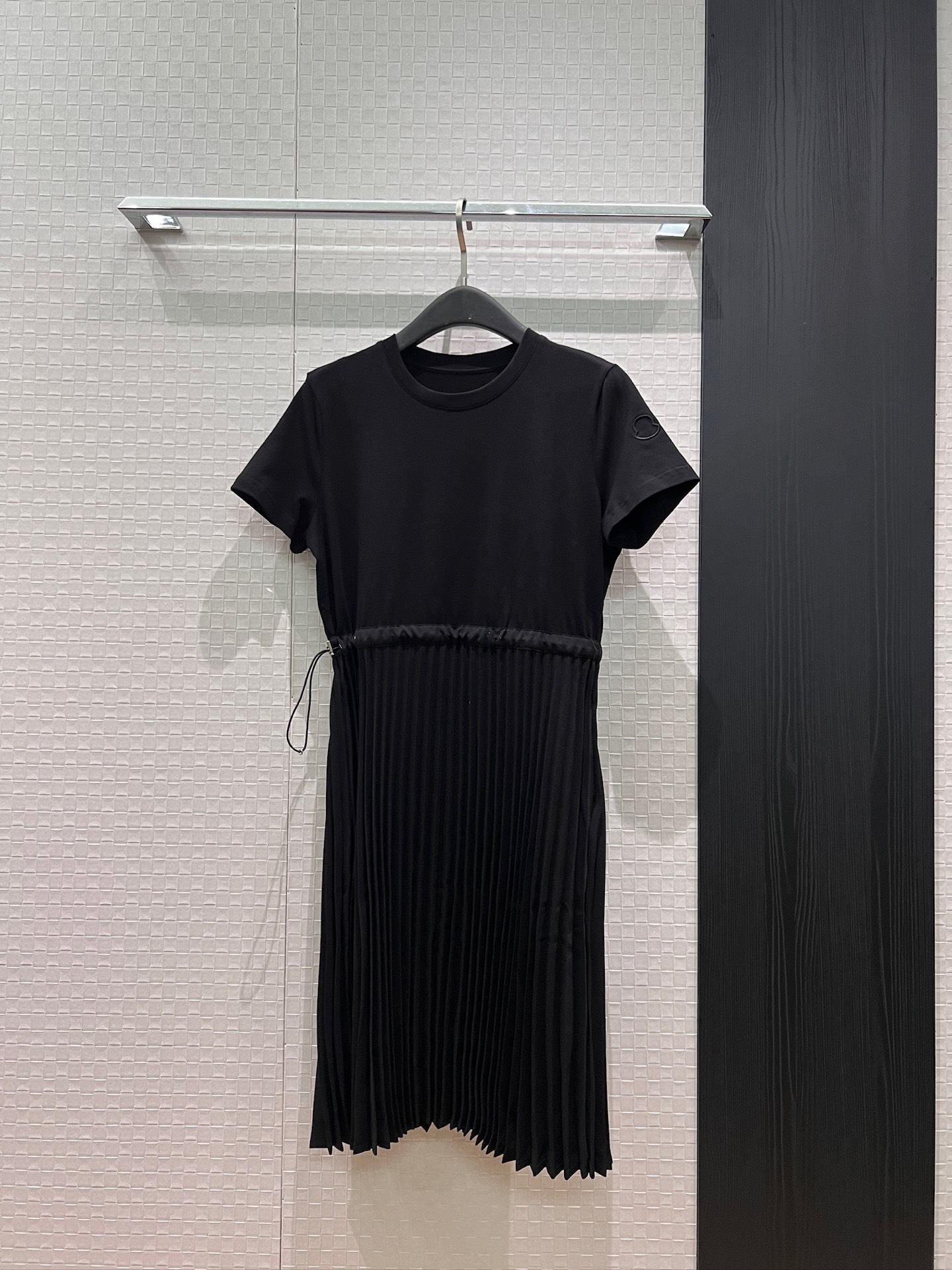 NO:875504,New style punching muzzle, splicing design drawstring waist, round neck short-sleeved pleated dress with pleated skirt splicing, pockets on both sides, classic logo embroidered armband decoration, casual age reduction, lazy vacation, black and white S-XL,,Moncler,skirts,T-shirt,19860909新款冲冲蒙口 拼接设计抽绳收腰 圆领短袖百褶连衣裙百褶裙摆拼接 两侧口袋 经典logo刺绣袖标装饰 休闲减龄 慵懒度假 黑色白色 S-XL,,Moncler,skirts,T-shirt,,Women's clothing