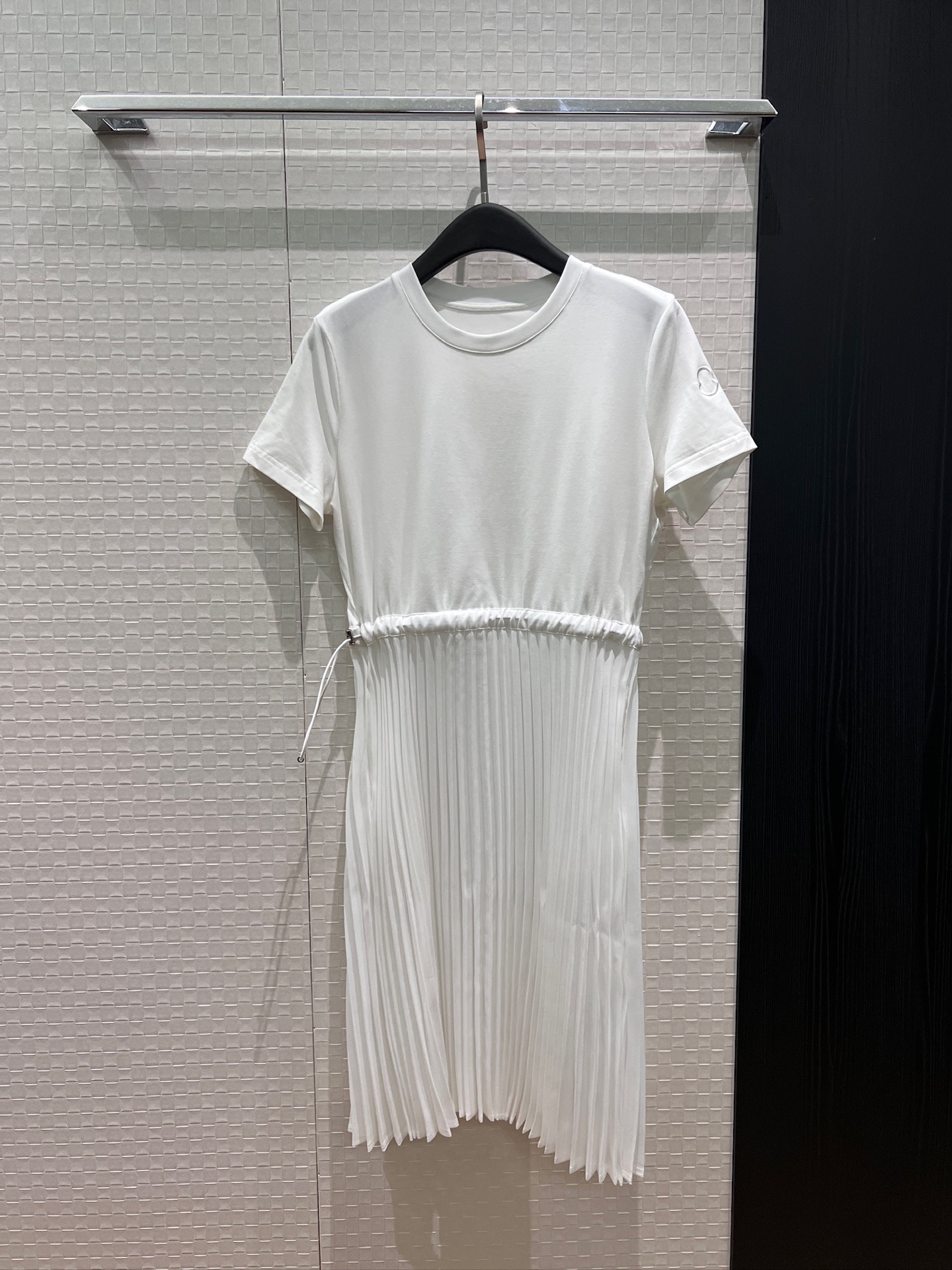 NO:875458,New style punching muzzle, splicing design drawstring waist, round neck short-sleeved pleated dress with pleated skirt splicing, pockets on both sides, classic logo embroidered armband decoration, casual age reduction, lazy vacation, black and white S-XL,,Moncler,skirts,T-shirt,19860909新款冲冲蒙口 拼接设计抽绳收腰 圆领短袖百褶连衣裙百褶裙摆拼接 两侧口袋 经典logo刺绣袖标装饰 休闲减龄 慵懒度假 黑色白色 S-XL,,Moncler,skirts,T-shirt,,Women's clothing