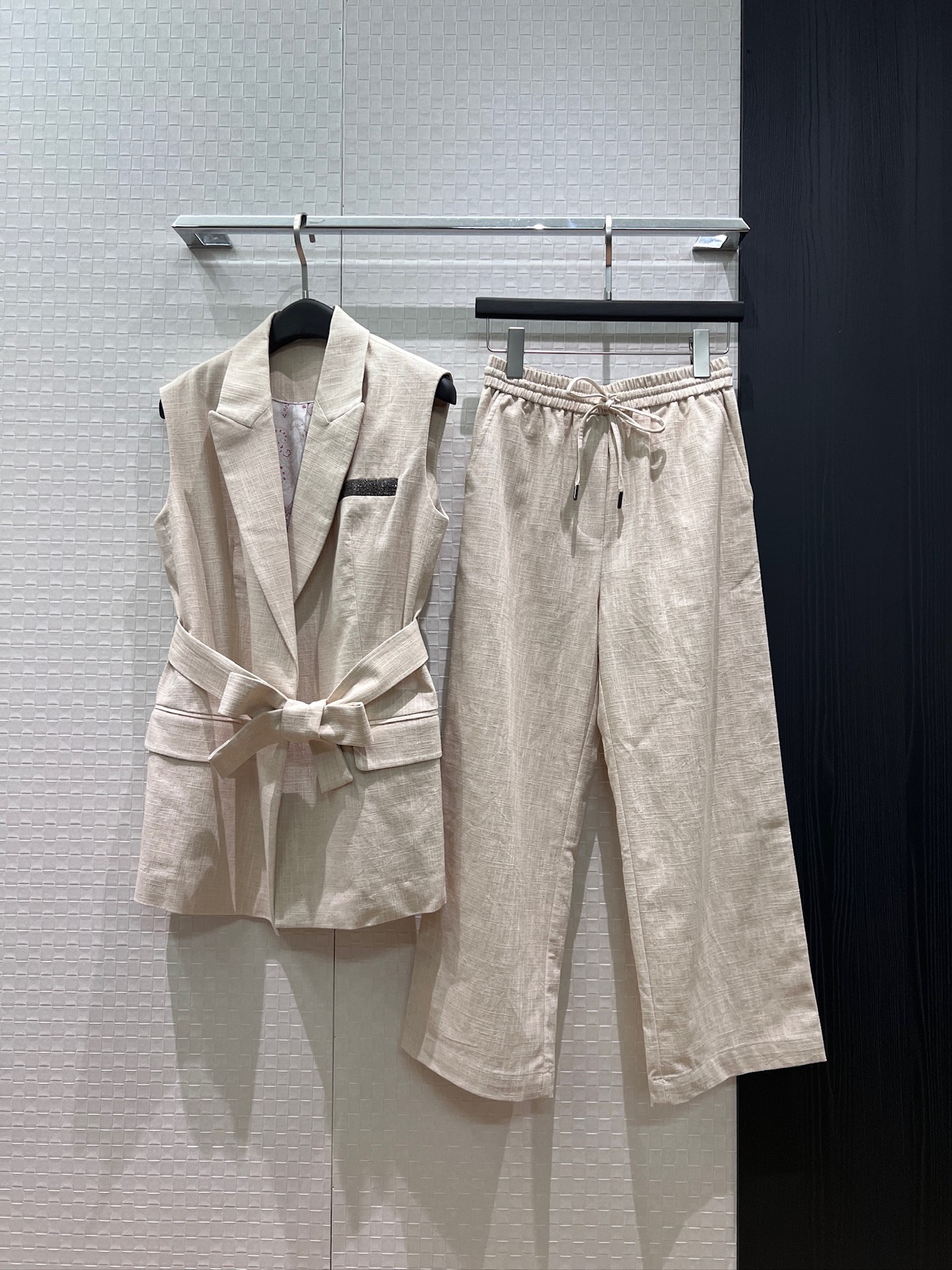 NO:875483,Vest, pants, new BC bead chain pocket decoration, belted suit collar, linen vest, elastic waist, linen casual pants, nine-point pants, cashew print lining, old money style, commuting fashion, handsome, dark blue apricot SML,,business suit,19860909马甲 裤子 新款BC珠链口袋装饰 系腰带西装领亚麻马甲松紧腰亚麻休闲裤 九分裤腰果印花内衬 老钱风 通勤时尚 帅气十足 深蓝杏色 SML,,business suit,,Women's clothing