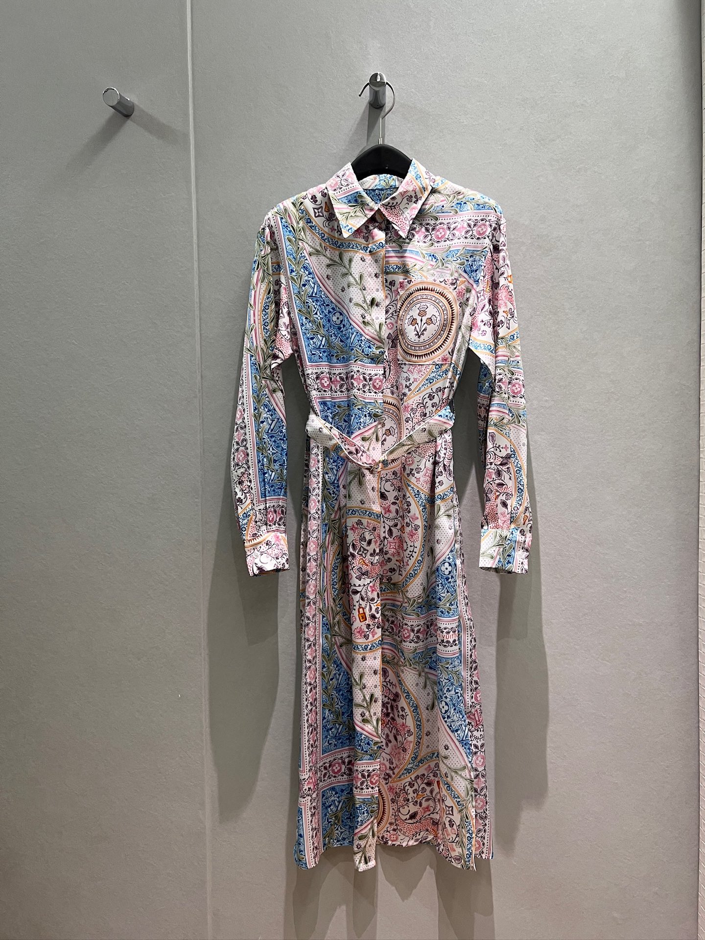 NO:875494,New retro print lapel shirt dress, long skirt with belt, slim fit, pockets on both sides, skirt slit, lazy on vacation, fashionable and casual, versatile for age reduction, S-XL,,skirts,19860909新款复古印花 翻领衬衣裙连衣裙 长裙系腰带修身显瘦 两侧有口袋 裙摆开叉 度假慵懒 时尚休闲 减龄百搭S-XL,,skirts,,Women's clothing