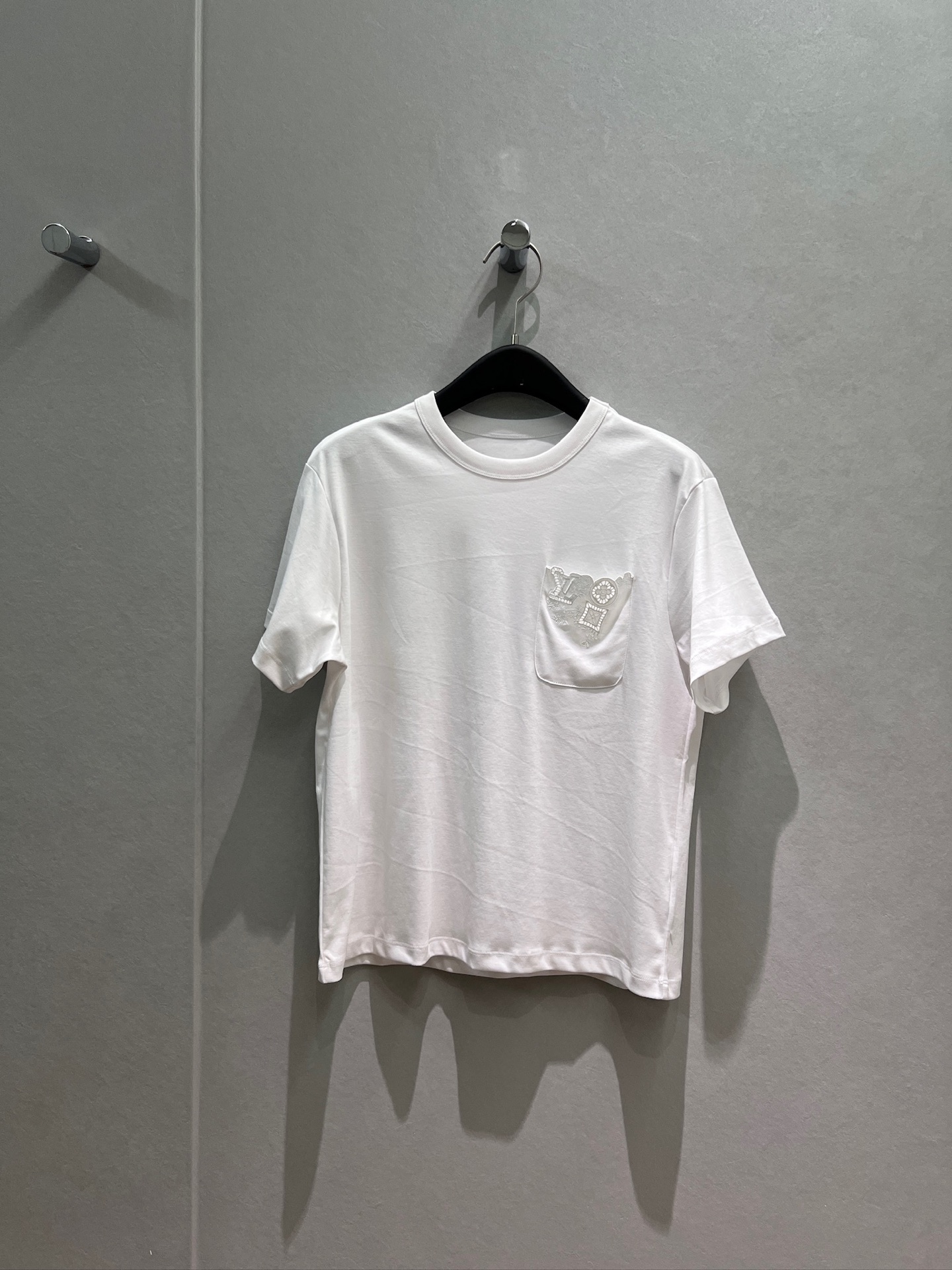 NO:875459,New embroidered pocket decoration, simple casual white T-shirt, versatile for all ages, SML,,tees,t-shirt,19860909新款绣花口袋装饰 简单休闲白色T恤减龄百搭 SML,,tees，t-shirt,,Women's clothing