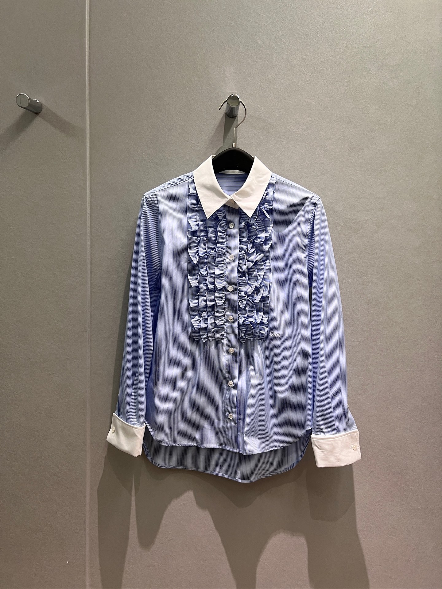 NO:875473,New Liu Yuxin's same style color block collar fungus lace striped shirt with embroidered logo letters on the hem and rolled back cuffs design that is sweet, cool and versatile S-XL,,19860909新款刘雨昕同款 拼色领木耳花边条纹衬衣下摆刺绣logo字母 反卷袖口设计甜酷百搭 S-XL,,,Women's clothing