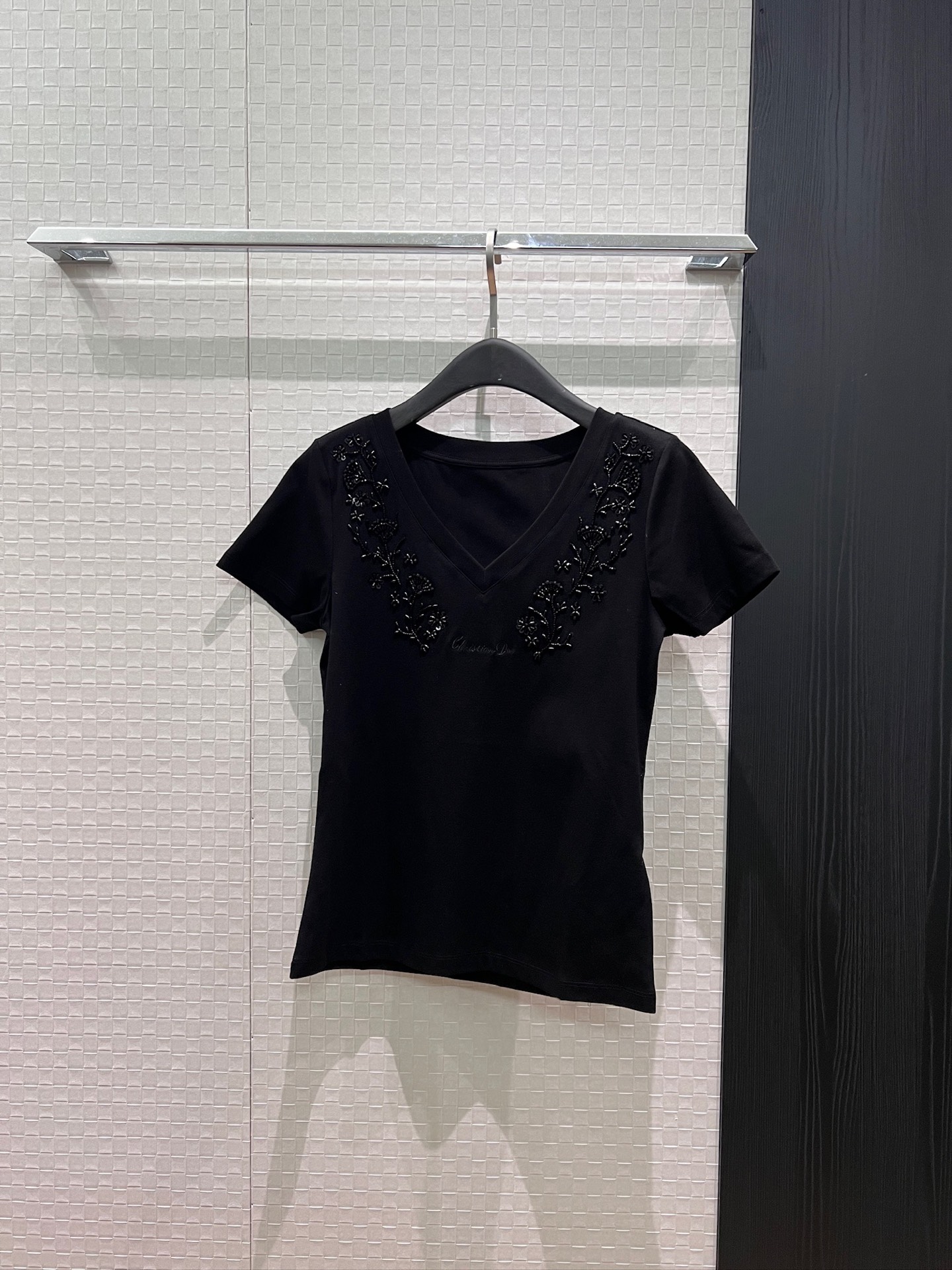 NO:875484,New heavy industry embroidered beading V-neck T-shirt, right shoulder, slim fit, exquisite, age-reducing and versatile, black and white SML,,tees,t-shirt,19860909新款重工刺绣钉珠V领T恤 正肩修身精致重减龄百搭 黑色白色 SML,,tees，t-shirt,,Women's clothing