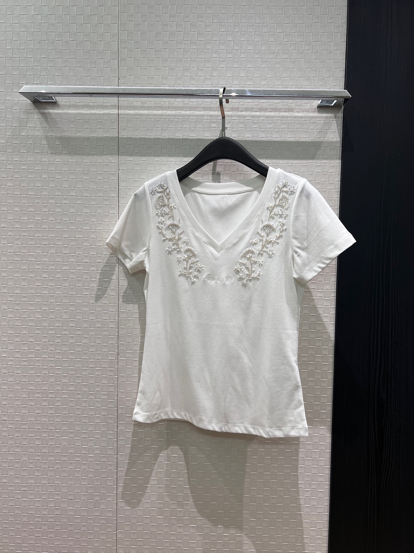 NO:875495,New heavy industry embroidered beading V-neck T-shirt, right shoulder, slim fit, exquisite, age-reducing and versatile, black and white SML,,tees,t-shirt,19860909新款重工刺绣钉珠V领T恤 正肩修身精致重减龄百搭 黑色白色 SML,,tees，t-shirt,,Women's clothing