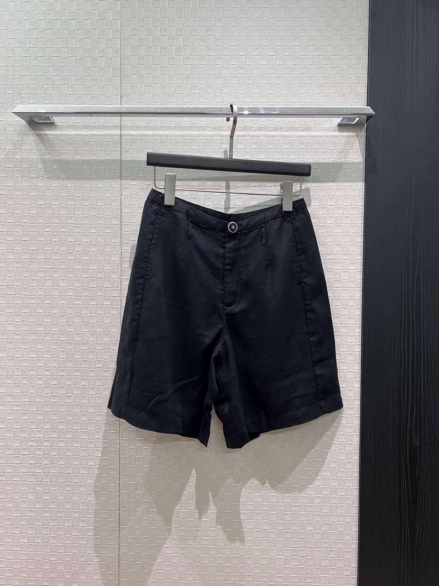 NO:876633,New minimalist design linen trousers, suit pants with double C buttons, casual and versatile, fashionable and age-reducing, black and white, S-XL,,business suit,19860909新款极简设计亚麻五分裤 西装中裤双C扣子 休闲百搭 时尚减龄黑色白色 S-XL,,business suit,,Women's clothing