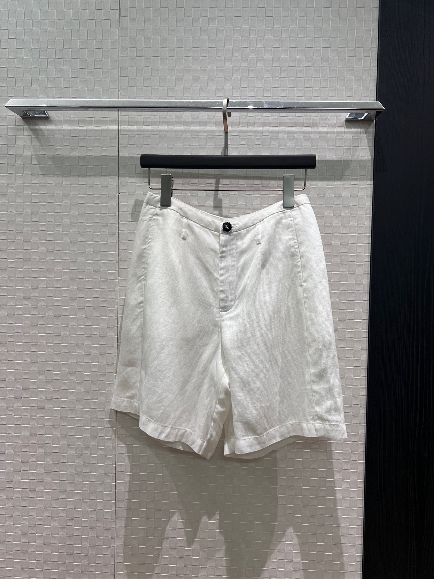NO:876646,New minimalist design linen trousers, suit pants with double C buttons, casual and versatile, fashionable and age-reducing, black and white, S-XL,,business suit,19860909新款极简设计亚麻五分裤 西装中裤双C扣子 休闲百搭 时尚减龄黑色白色 S-XL,,business suit,,Women's clothing