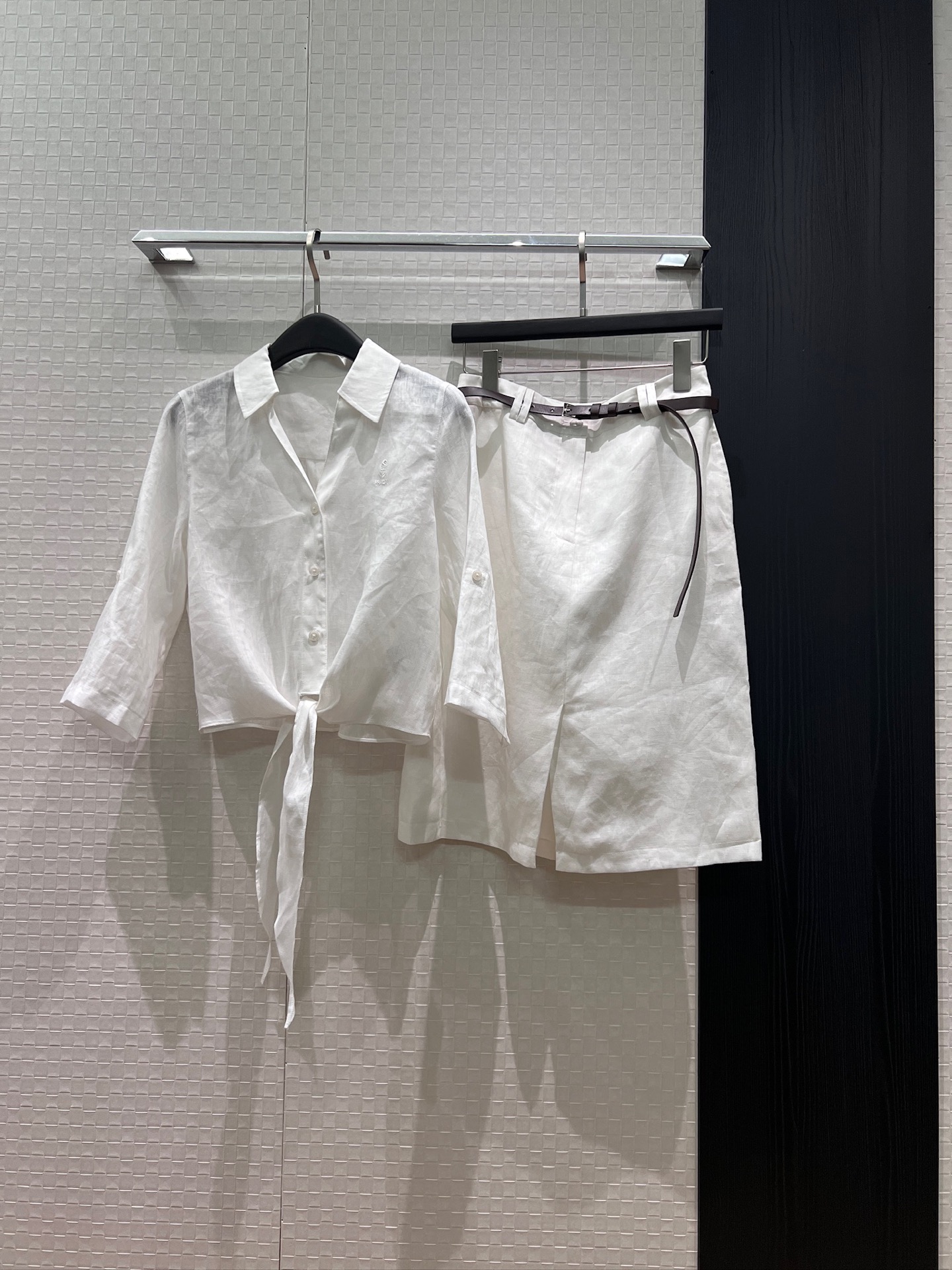 NO:876680,Tops and skirts New style lapel V-neck linen irregular short shirt with belt and decorative linen skirt Small embroidered logo on the chest Knotted hem Adjustable sleeves with pockets on both sides Blue and white SML,,skirts,19860909上衣 半裙 新款翻领V领亚麻不规则短款衬衣系腰带装饰亚麻半裙 胸前刺绣小logo 打结下摆 袖子可调节两侧有口袋 蓝色白色 SML,,skirts,,Women's clothing