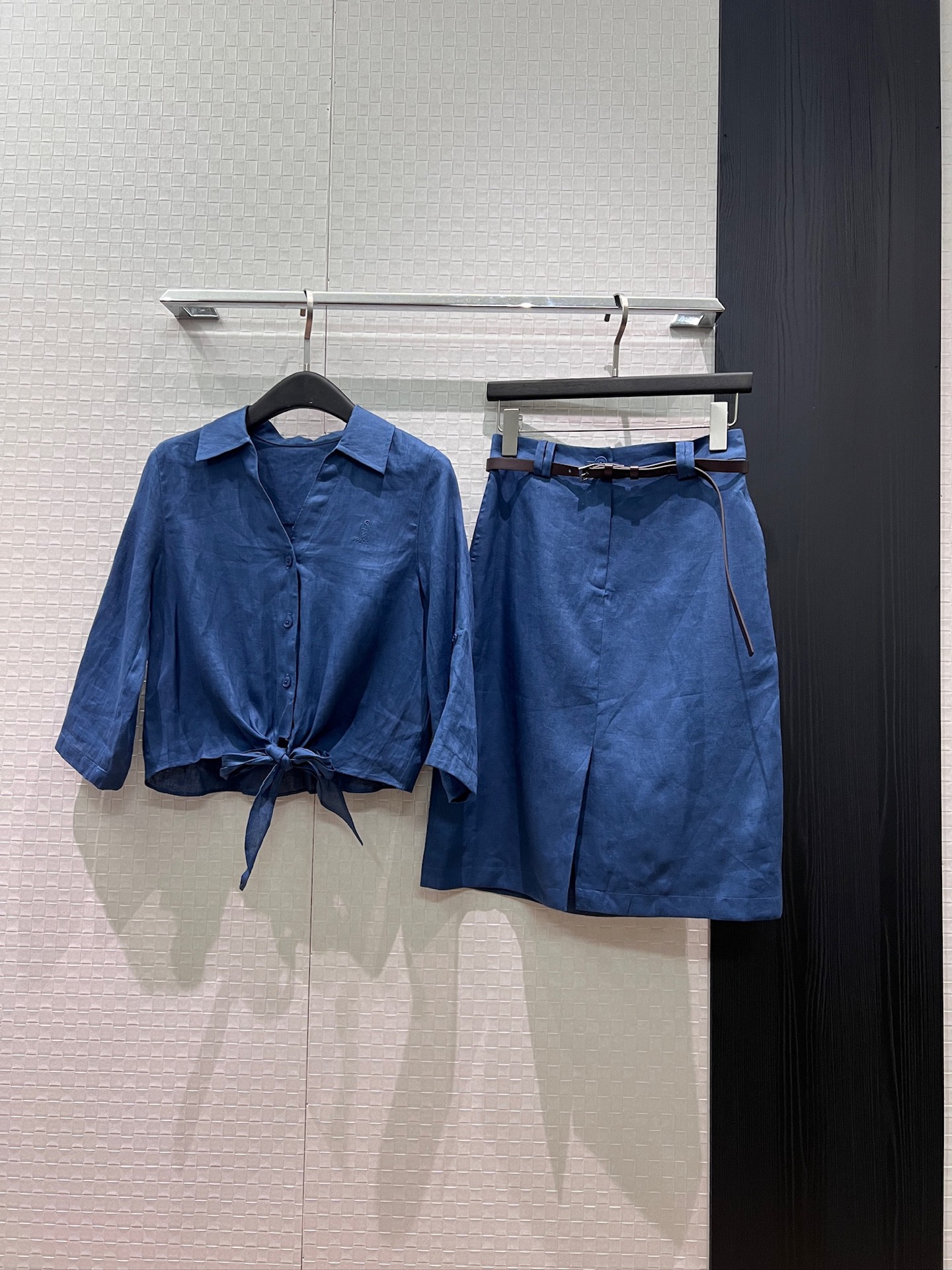 NO:876663,Tops and skirts New style lapel V-neck linen irregular short shirt with belt and decorative linen skirt Small embroidered logo on the chest Knotted hem Adjustable sleeves with pockets on both sides Blue and white SML,,skirts,19860909上衣 半裙 新款翻领V领亚麻不规则短款衬衣系腰带装饰亚麻半裙 胸前刺绣小logo 打结下摆 袖子可调节两侧有口袋 蓝色白色 SML,,skirts,,Women's clothing
