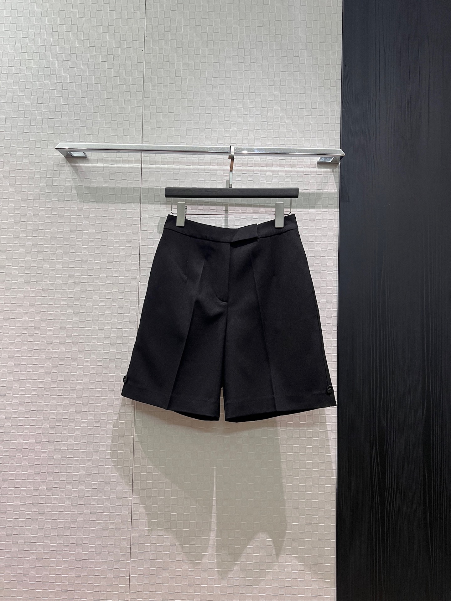 NO:876693,New arrival TB simple design suit trousers, three-quarter length shorts with buttoned back and waist decoration, minimalist commuting, handsome and fashionable, sweet and versatile SML,,shorts,business suit,19860909新款来袭TB简约设计西装中裤 五分短裤后腰系扣收腰装饰极简通勤 帅气时髦 甜飒百搭 SML,,shorts,business suit,,Women's clothing