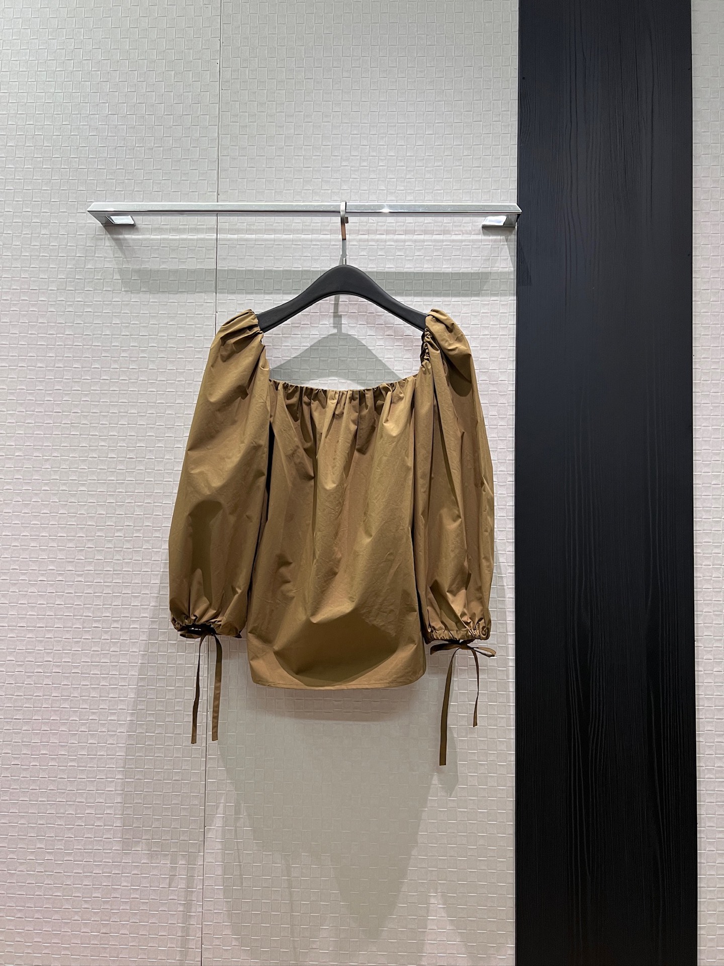 NO:876701,The new style of Bao Shang En is the same style. Retro Hong Kong style one-line neckline off-shoulder top with lace-up decoration and pleated puff sleeves. Two-way wear. Off-shoulder sexy vacation and leisure. Must-have for age reduction. SML,,19860909新款包上恩同款 复古港风一字领露肩上衣系带装饰褶皱泡泡袖 两穿法 露肩性感度假休闲 减龄必备 SML,,,Women's clothing