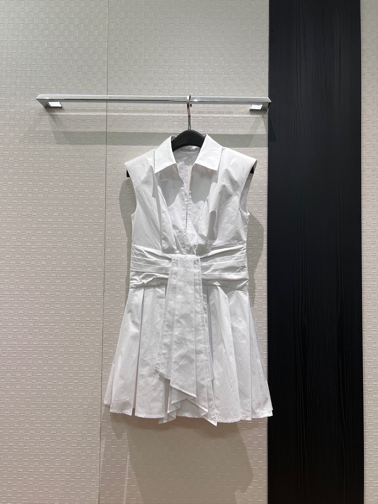 NO:876641,New style lapel deep V sleeveless shoulder pads spliced ​​pleated dress with striped pleated waist and wide pleated skirt, fashionable and age-reducing SML,,skirts,19860909新款翻领深V无袖垫肩拼接百褶连衣裙腰围打条压褶收腰 裙摆宽边百褶时尚减龄 SML,,skirts,,Women's clothing