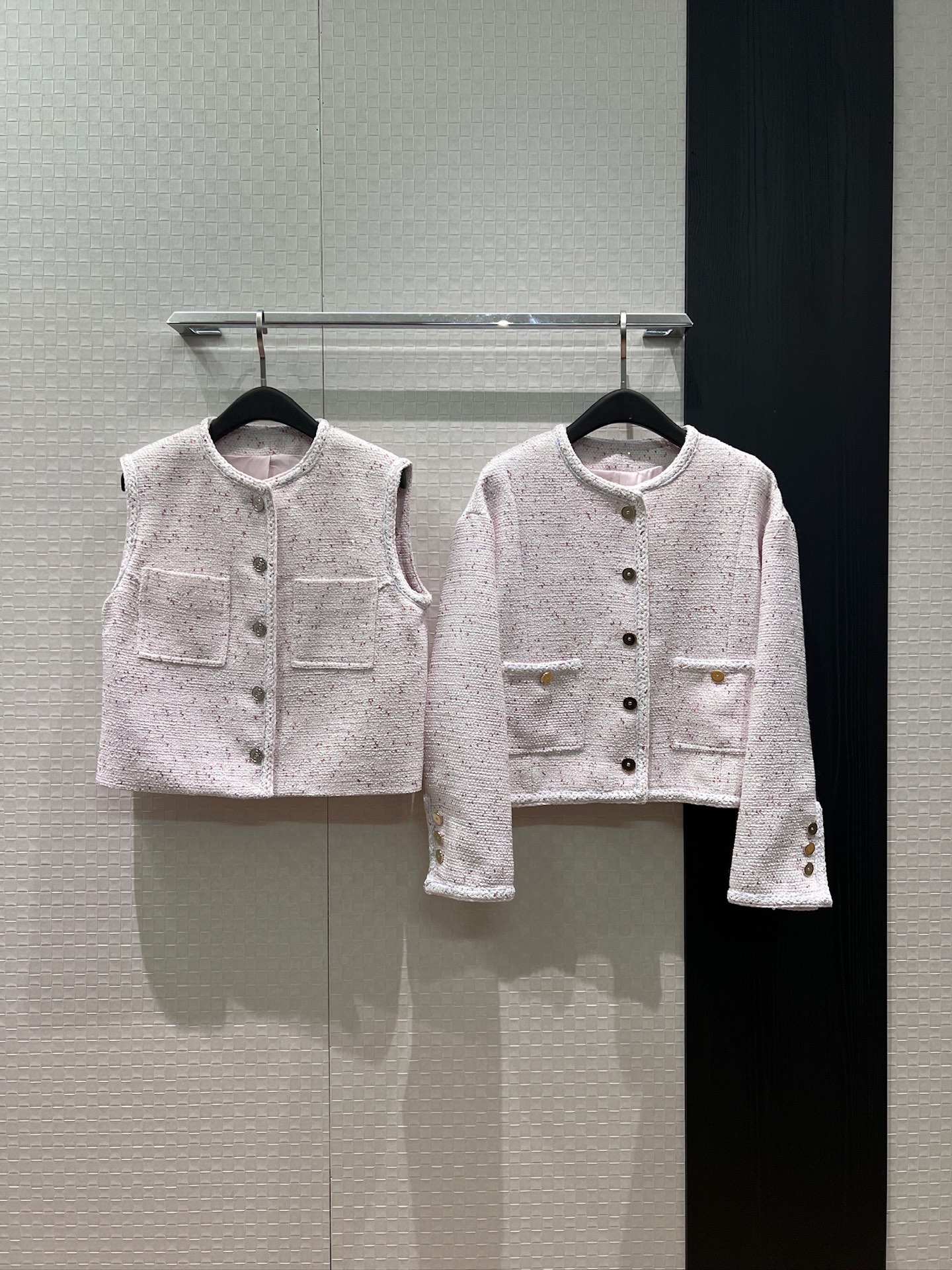 NO:877509,New arrival 26P tweed round neck braided jacket with decoration, classic camellia lining, loose short style, exquisite and casual, versatile for ageing, pink and blue SML,,jackets & coats,19860909新款来袭26P 粗花呢圆领编织带装饰外套 经典山茶花内衬宽松短款 精致休闲 减龄百搭粉色蓝色 SML,,jackets & coats,,Women's clothing