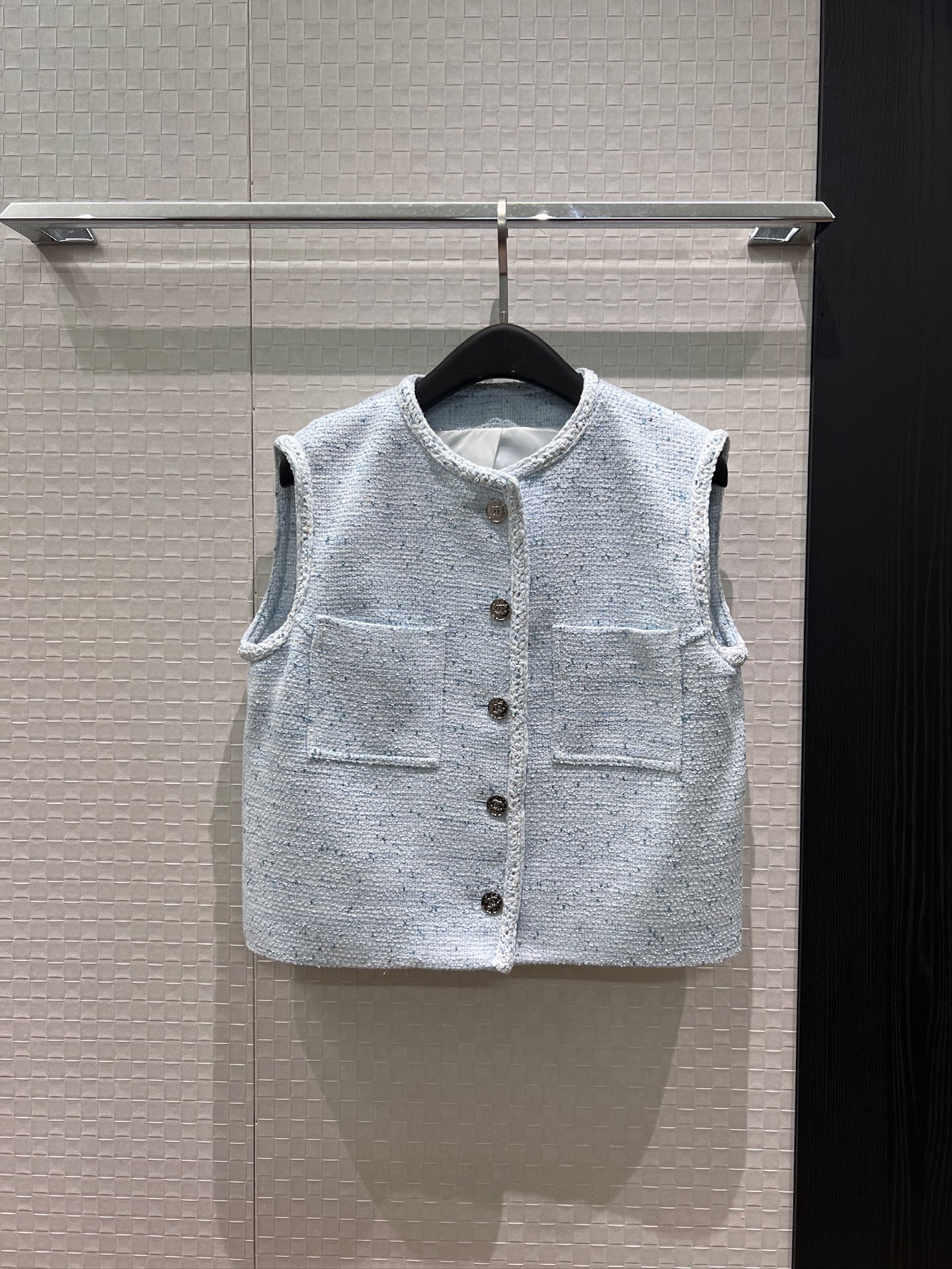 NO:877512,New arrival 26P woven tweed vest with decorative straps, loose short classic camellia lining, molded hardware and ladylike temperament, age-reducing and versatile, pink blue SML,,19860909新款来袭26P 编织带装饰粗花呢马甲 宽松短款经典山茶花内衬 开模五金名媛气质 减龄百搭 粉色蓝色 SML,,,Women's clothing