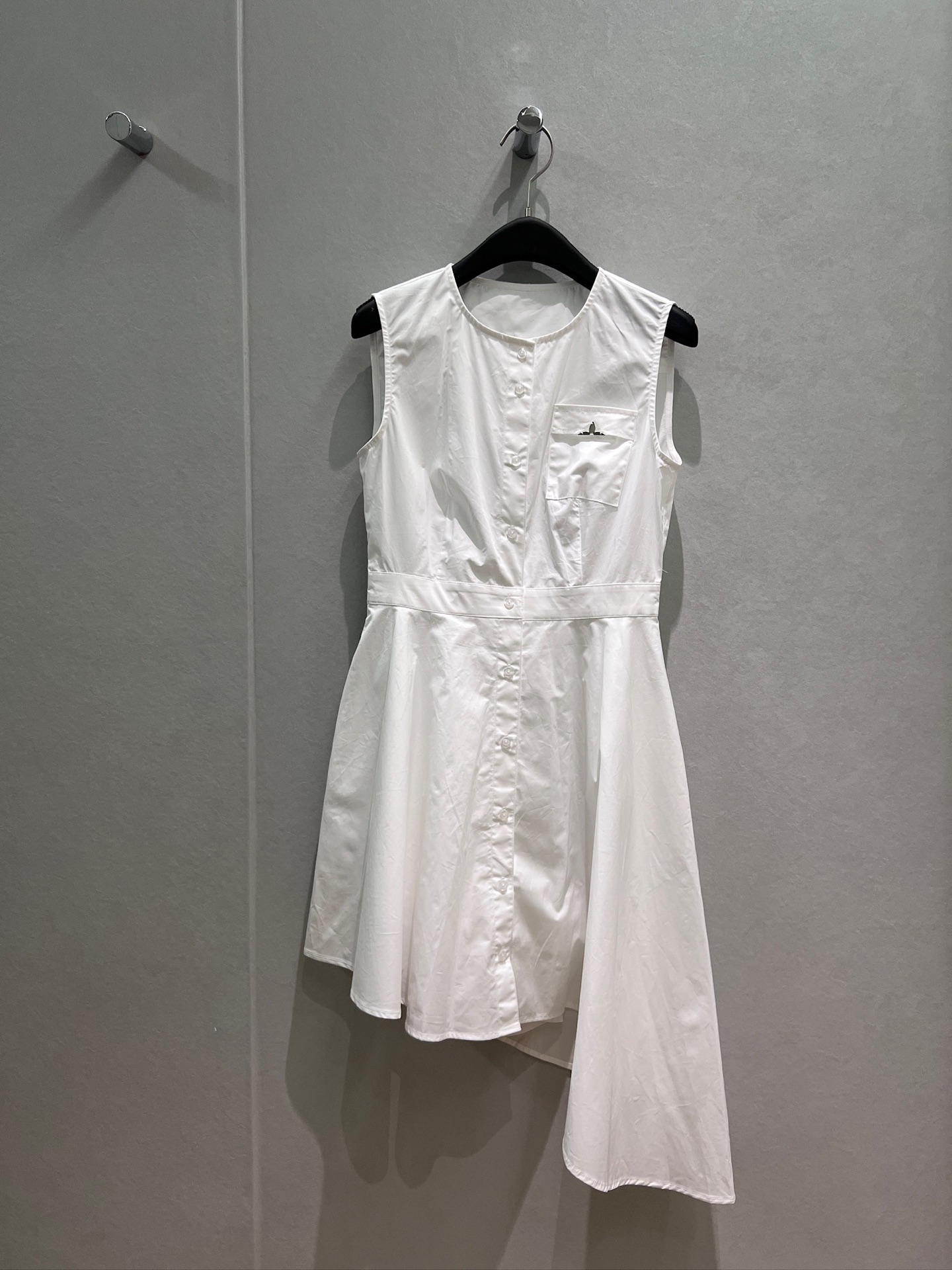 NO:877534,New Ouyang Nana's same style. Round neck sleeveless irregular dress with waist and asymmetrical skirt. Pockets on both sides. Pockets decorated with metallic flowers on the chest. Single-breasted. Temperament to reduce age. Fashionable commuting. S-XL,,skirts,19860909新款欧阳娜娜同款 圆领无袖不规则连衣裙收腰不对称裙摆 两侧有口袋 胸前金属片花装饰口袋单排扣 气质减龄 时尚通勤 S-XL,,skirts,,Women's clothing