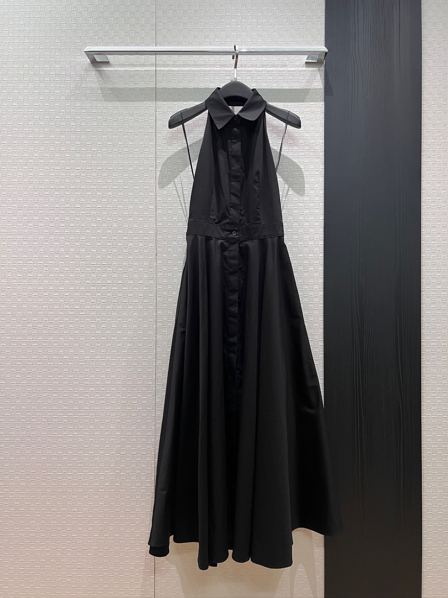 NO:877540,New RL black lapel sleeveless halterneck long dress. The dress has a waist-cinched A-line skirt and pockets on both sides. A must-have for fashionable ladies on vacation. SML,,skirts,19860909新款RL黑色翻领无袖挂脖露背长裙 连衣裙收腰A字大裙摆 两侧有口袋 时尚名媛度假必备 SML,,skirts,,Women's clothing