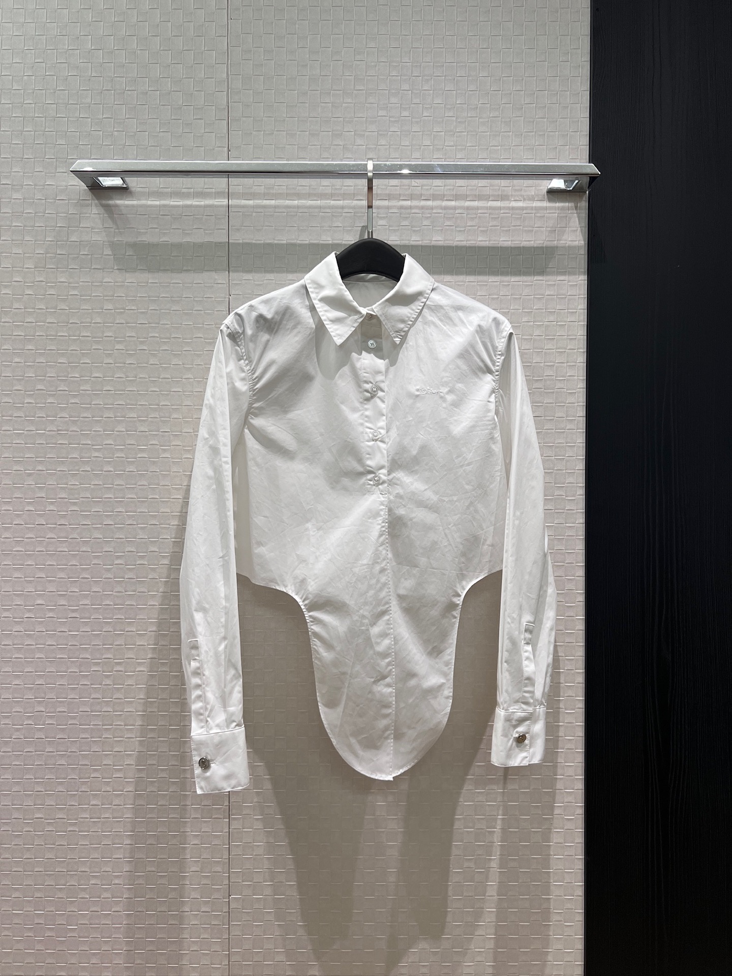 NO:877547,New irregular hem design. Lapel short shirt with logo letters embroidered on the chest. Can be knotted for loose and casual decoration. Versatile for all ages. S-XL,,19860909新款不规则下摆设计 翻领短款衬衣胸前刺绣logo字母 可打结装饰宽松休闲 减龄百搭 S-XL,,,Women's clothing
