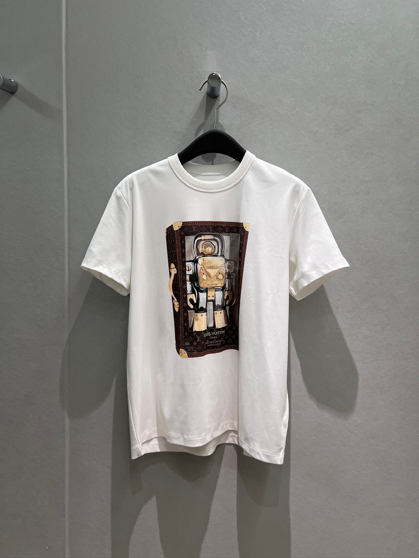 NO:877529,New robot suitcase printed T-shirt, loose, casual, fashionable and age-reducing SML,,tees,t-shirt,19860909新款机器人皮箱印花T恤 宽松休闲时尚减龄 SML,,tees，t-shirt,,Women's clothing