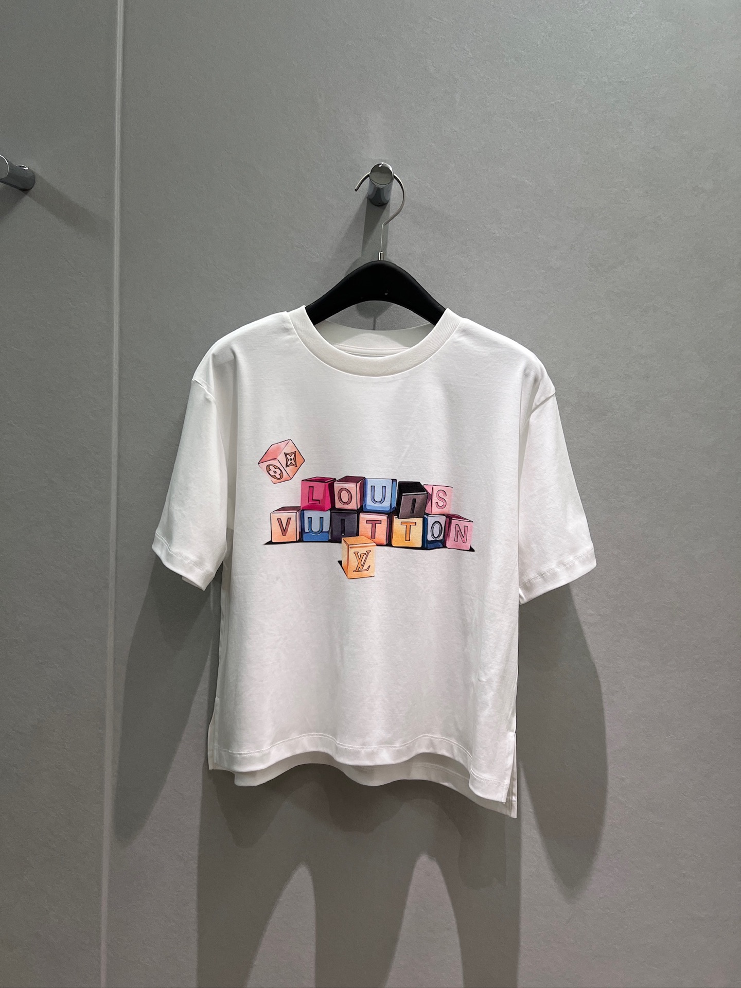 NO:877535,New letter logo square printed T-shirt, short, loose and slit on both sides, casual and versatile SML,,tees,t-shirt,19860909新款字母logo方块印花T恤 短款宽松两侧开叉 休闲百搭 SML,,tees，t-shirt,,Women's clothing
