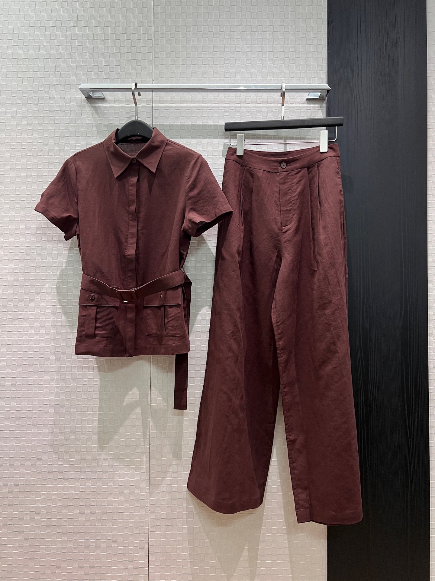 NO:877541,Tops, pants, new style LP old money style, lapel linen belt, short-sleeved shirt, linen casual pants, wide leg pants with flap pockets on both sides, lazy old money style, fashionable commuting, vacation and leisure, slim and slim, apricot maroon SML,,loro piana,T-shirt,19860909上衣 裤子 新款来袭LP老钱风 翻领亚麻系腰带短袖衬衣亚麻休闲裤 阔腿裤两侧翻盖口袋装饰 慵懒老钱风 时尚通勤 度假休闲 修身显瘦 杏色枣红 SML,,loro piana,T-shirt,,Women's clothing