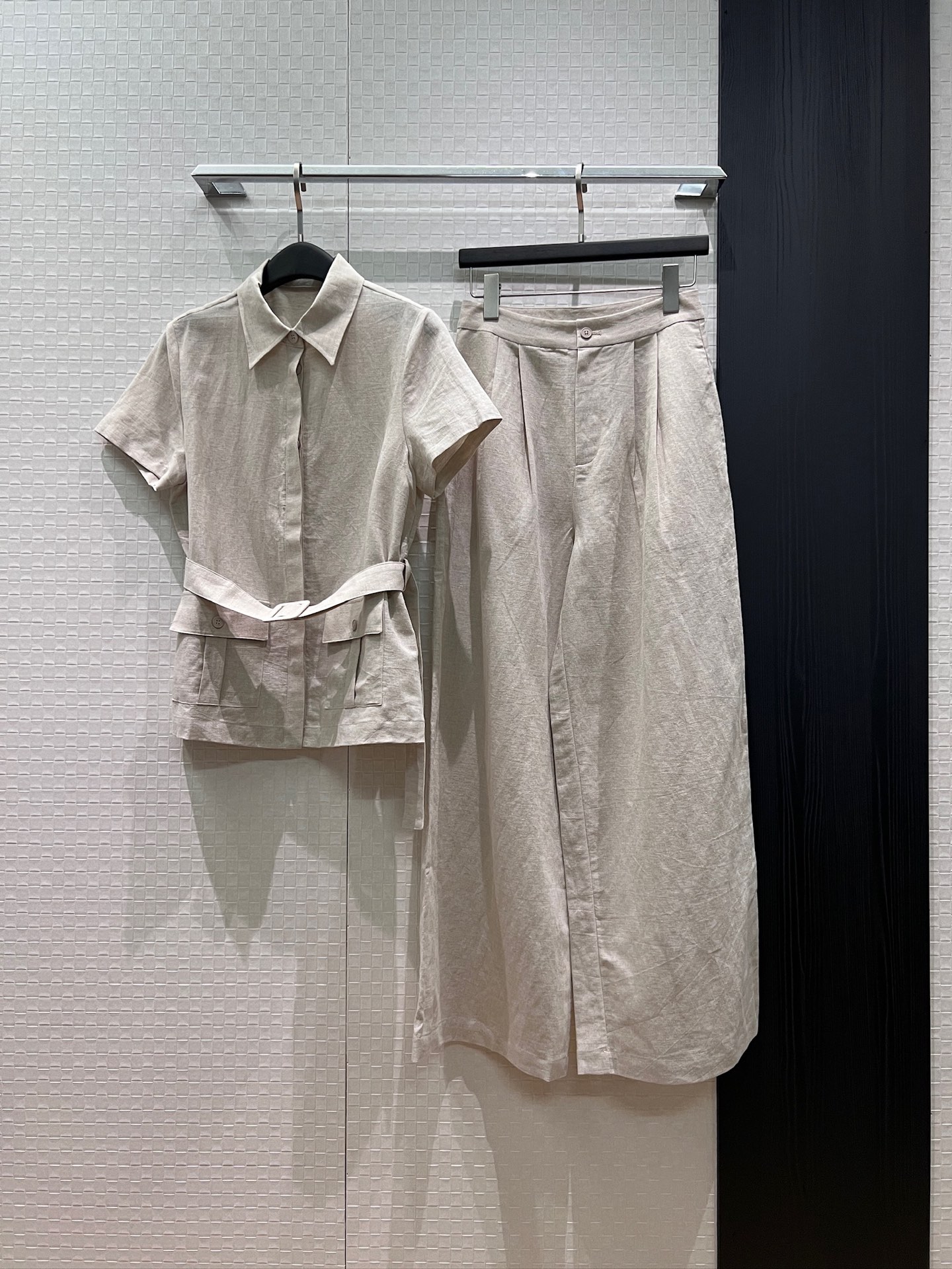 NO:877549,Tops, pants, new style LP old money style, lapel linen belt, short-sleeved shirt, linen casual pants, wide leg pants with flap pockets on both sides, lazy old money style, fashionable commuting, vacation and leisure, slim and slim, apricot maroon SML,,loro piana,T-shirt,19860909上衣 裤子 新款来袭LP老钱风 翻领亚麻系腰带短袖衬衣亚麻休闲裤 阔腿裤两侧翻盖口袋装饰 慵懒老钱风 时尚通勤 度假休闲 修身显瘦 杏色枣红 SML,,loro piana,T-shirt,,Women's clothing