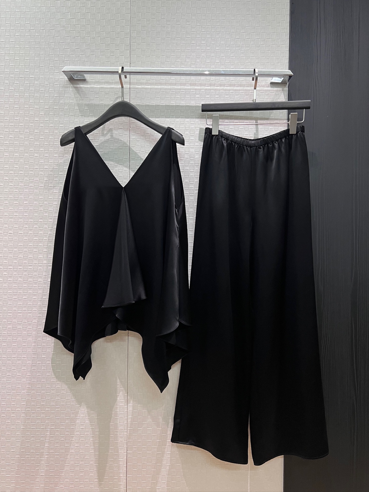 NO:877561,Suspenders pants new the row minimalist style acetic acid irregular splicing camisole top paired with hot gala pants wide leg pants elastic waist gentle and high-end one set more recommended black and white SML,,19860909吊带 裤子 新款the row 极简风醋酸不规则拼接吊带背心上衣搭配爆火gala裤阔腿裤 松紧腰温柔又高级 一套搭配更推荐 黑色白色 SML,,,Women's clothing