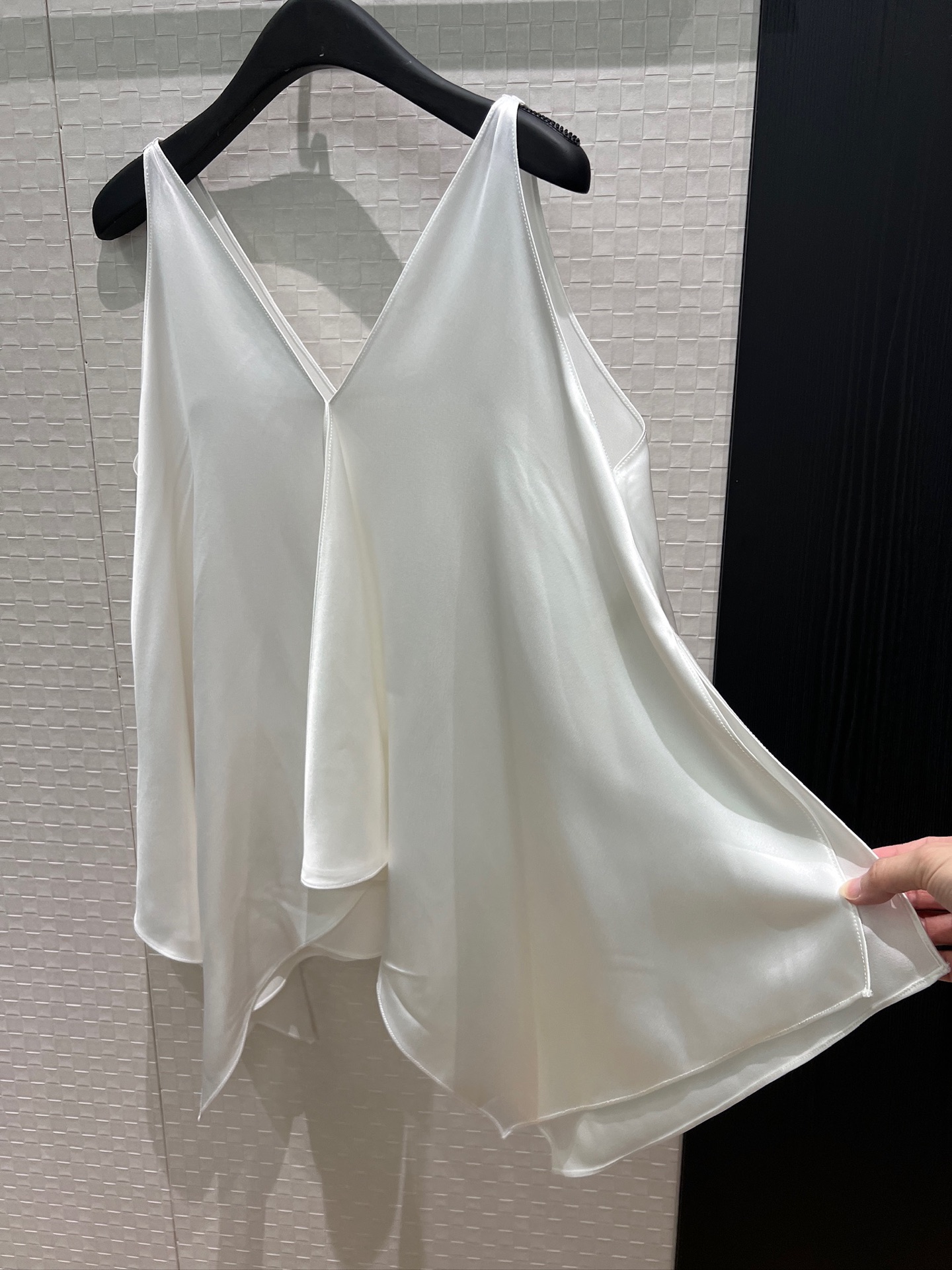 NO:877573,Suspenders pants new the row minimalist style acetic acid irregular splicing camisole top paired with hot gala pants wide leg pants elastic waist gentle and high-end one set more recommended black and white SML,,19860909吊带 裤子 新款the row 极简风醋酸不规则拼接吊带背心上衣搭配爆火gala裤阔腿裤 松紧腰温柔又高级 一套搭配更推荐 黑色白色 SML,,,Women's clothing