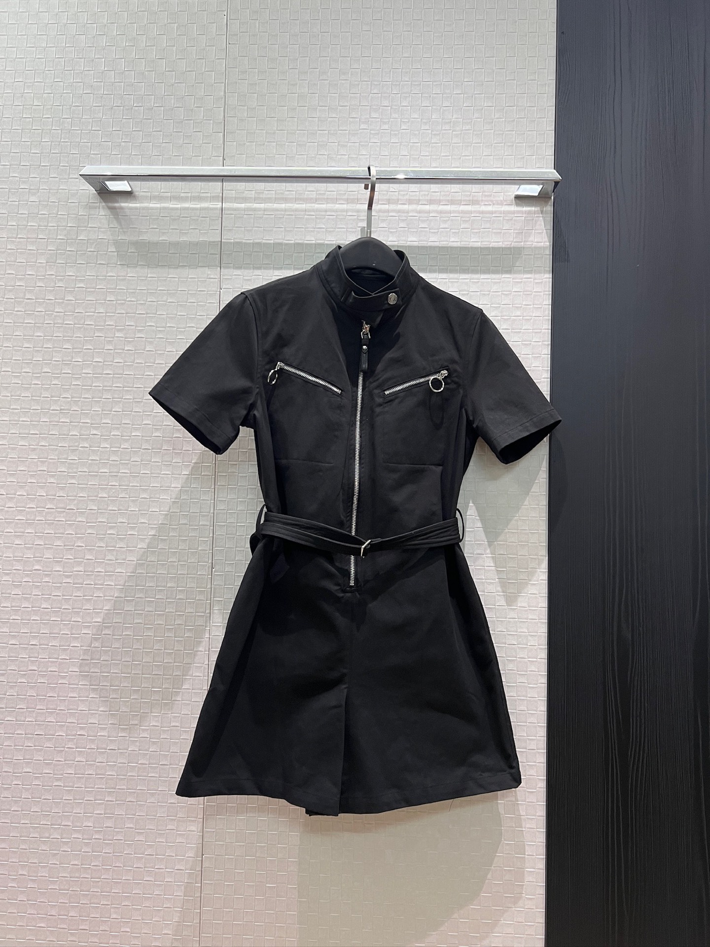 NO:878011,New style stand-up collar work style jumpsuit, short sleeves, belted waist, zipper design and decoration on the chest, pockets on both sides, fashionable and handsome, casual and age-reducing, black, white, red SML,,shorts,T-shirt,19860909新款立领工装风连体短裤短袖系腰带收腰 胸前拉链设计装饰 两侧有口袋时尚帅气 休闲减龄 黑色白色红色 SML,,shorts,T-shirt,,Women's clothing