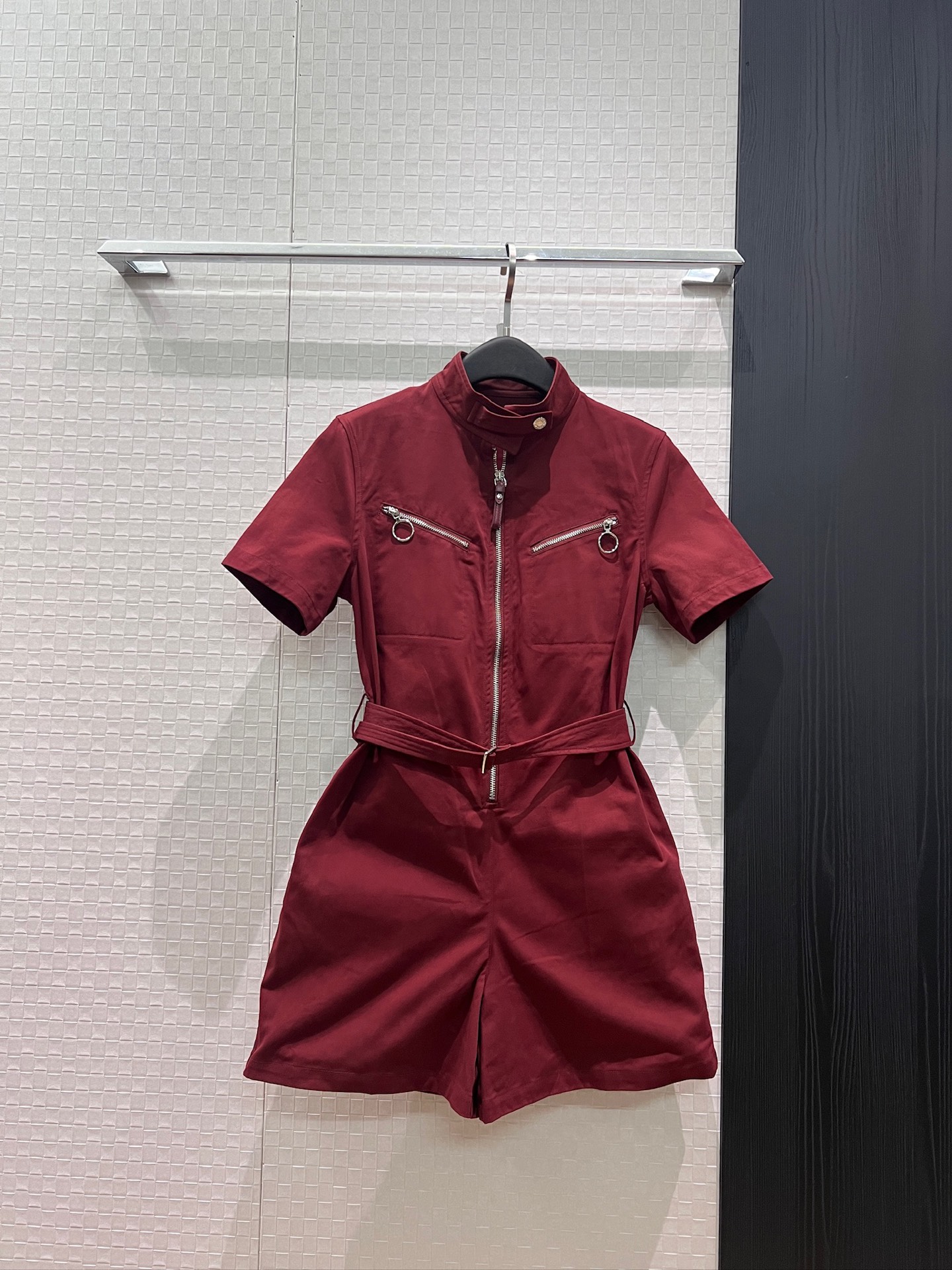 NO:878015,New style stand-up collar work style jumpsuit, short sleeves, belted waist, zipper design and decoration on the chest, pockets on both sides, fashionable and handsome, casual and age-reducing, black, white, red SML,,shorts,T-shirt,19860909新款立领工装风连体短裤短袖系腰带收腰 胸前拉链设计装饰 两侧有口袋时尚帅气 休闲减龄 黑色白色红色 SML,,shorts,T-shirt,,Women's clothing