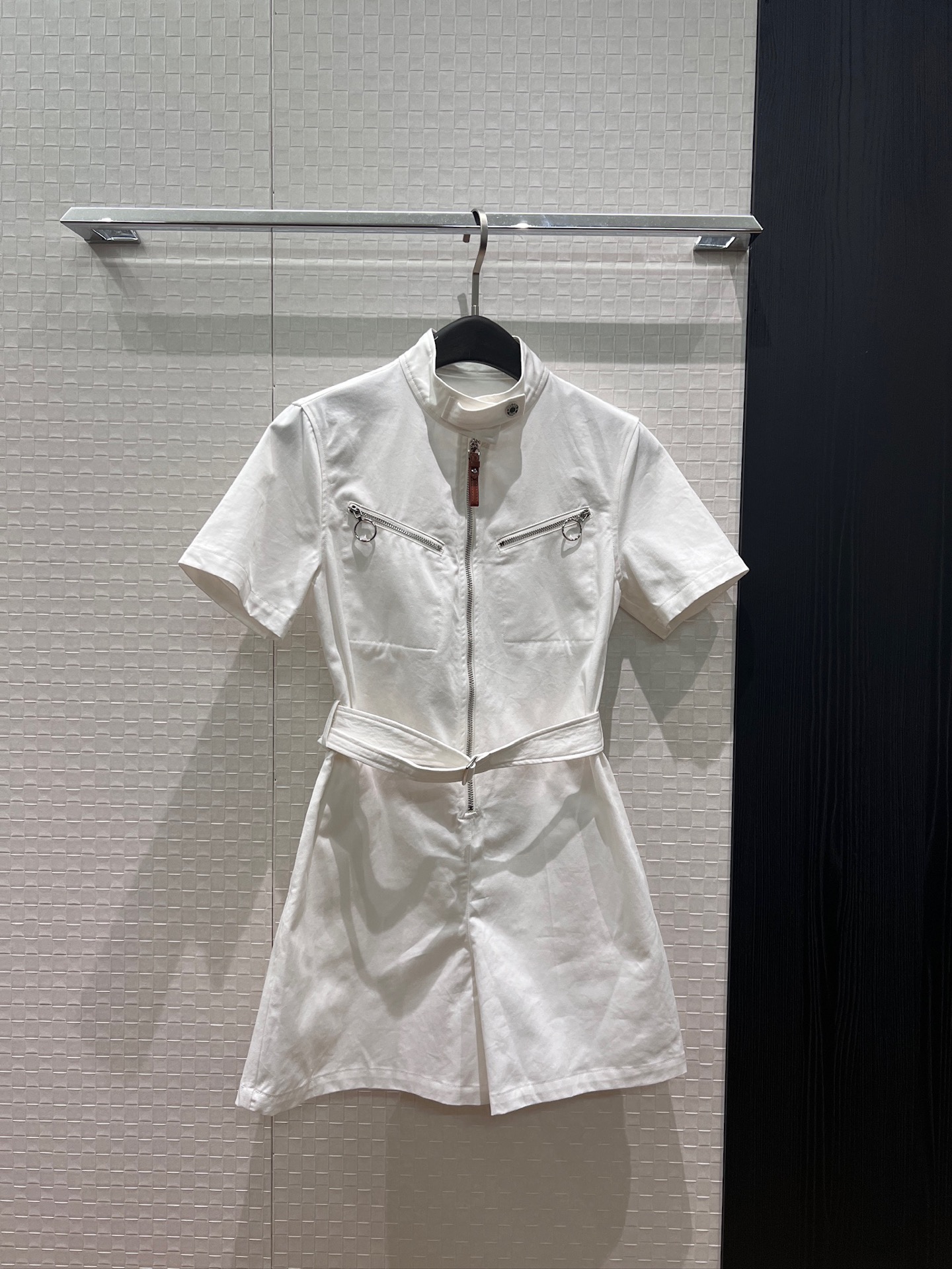NO:878017,New style stand-up collar work style jumpsuit, short sleeves, belted waist, zipper design and decoration on the chest, pockets on both sides, fashionable and handsome, casual and age-reducing, black, white, red SML,,shorts,T-shirt,19860909新款立领工装风连体短裤短袖系腰带收腰 胸前拉链设计装饰 两侧有口袋时尚帅气 休闲减龄 黑色白色红色 SML,,shorts,T-shirt,,Women's clothing