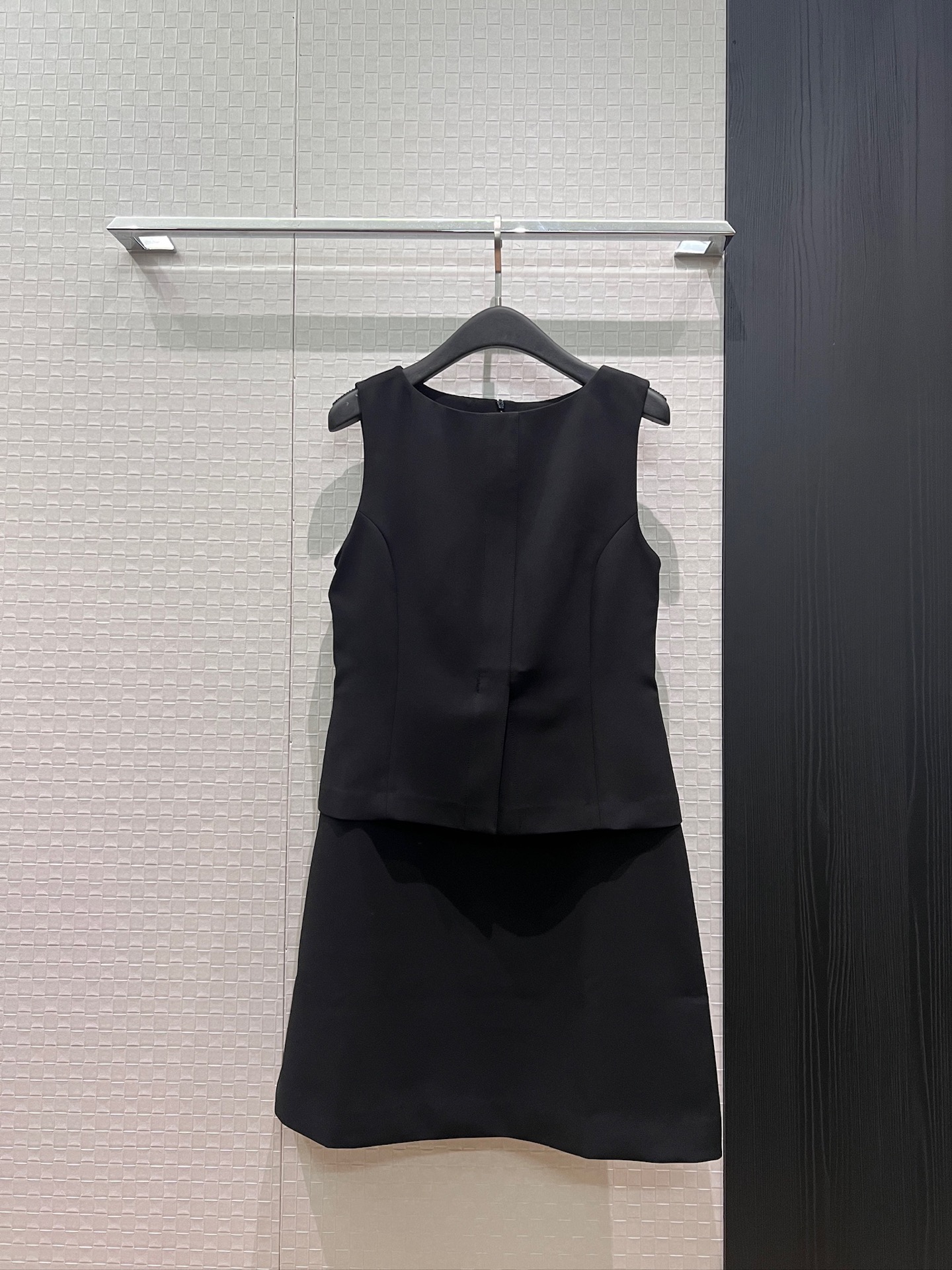 NO:878019,New spliced ​​fake two-piece design sleeveless vest dress. Simple and fashionable. Slim and slim for intellectual commuting. Black and white must-have for age reduction. SML,,skirts,19860909新款拼接假两件设计无袖背心连衣裙 简约时尚 修身显瘦知性通勤 减龄必备黑色白色 SML,,skirts,,Women's clothing